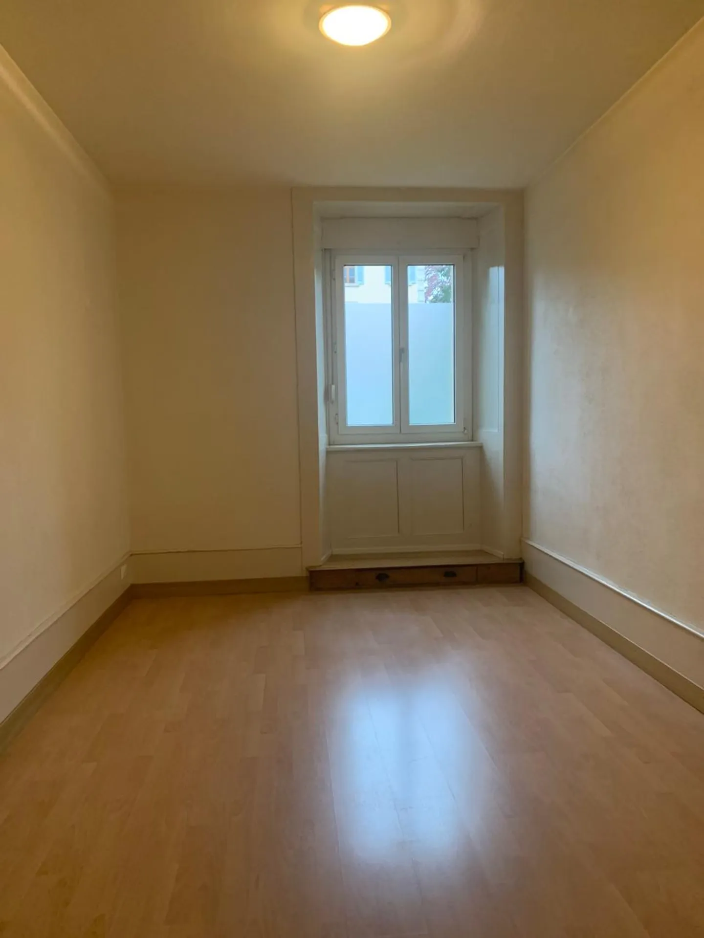 Primo mese di affitto offerto! Appartamento di 3 stanze situato al piano terra - Foto 5 di 10