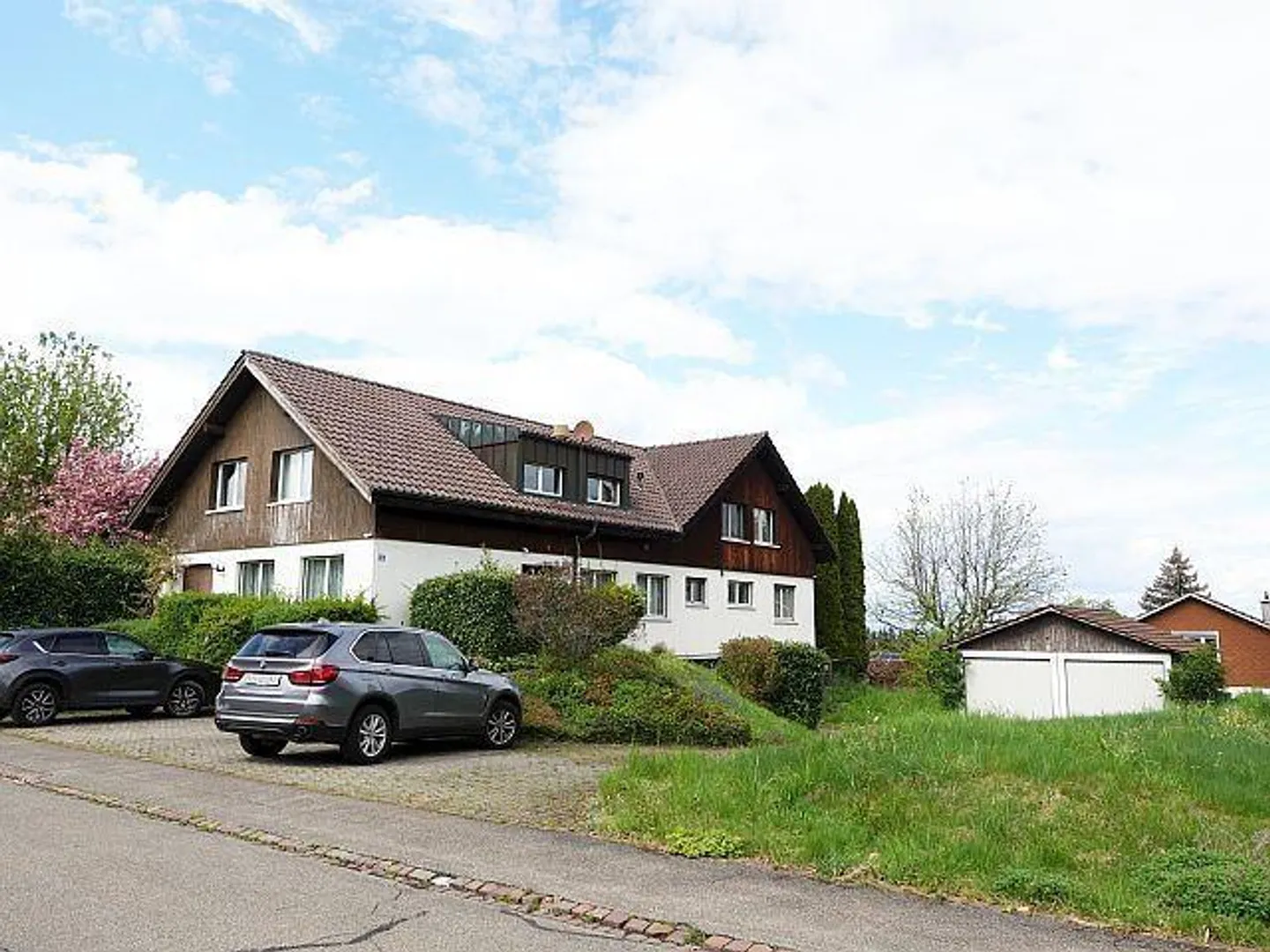 Detached 12-room single-family house in a quiet location - Photo 2 of 13