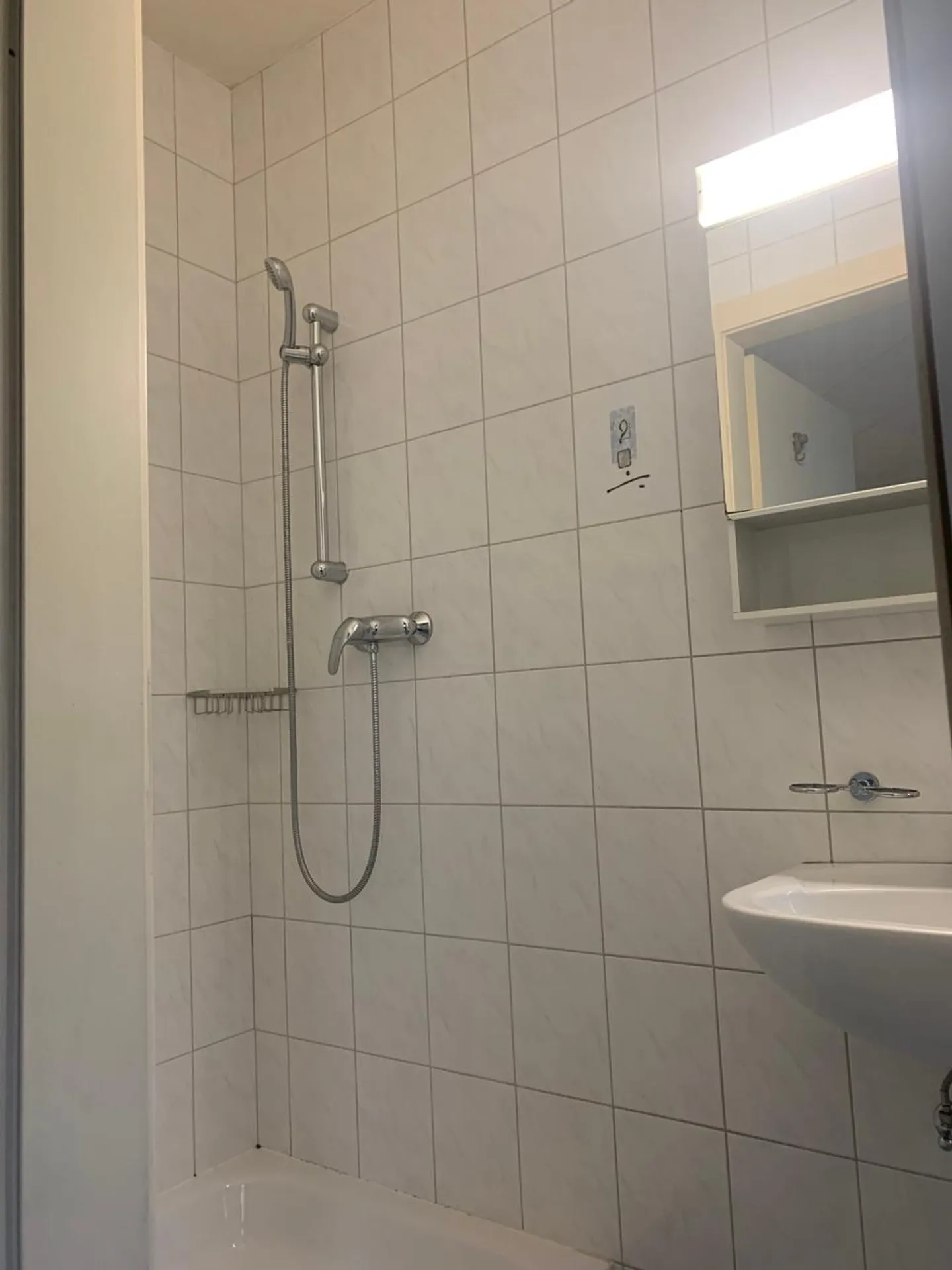 Primo mese di affitto offerto! Appartamento di 3 stanze situato al piano terra - Foto 9 di 10