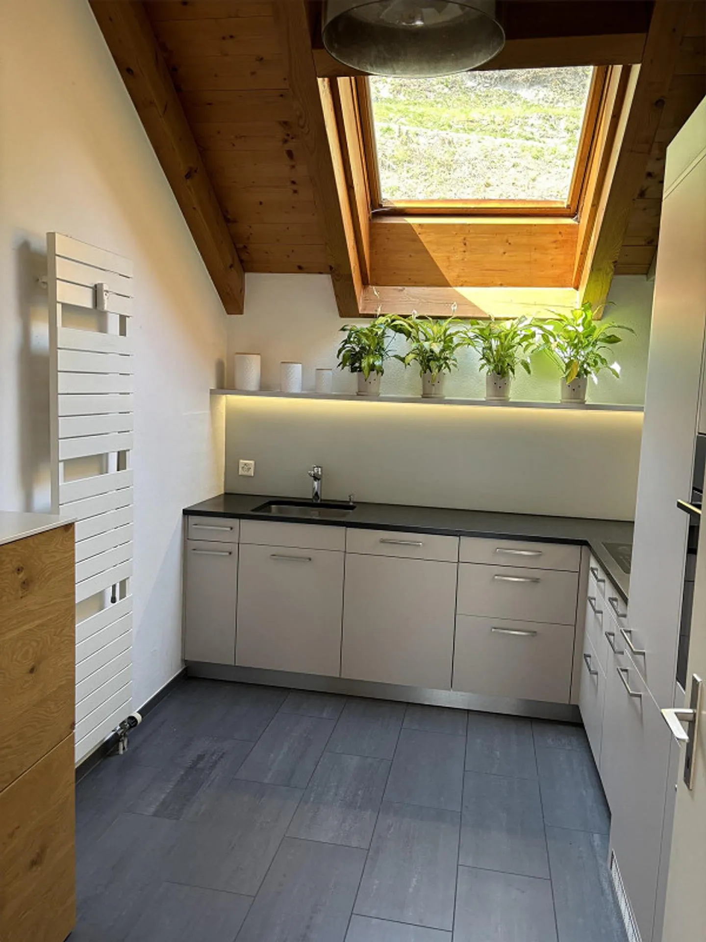 Charming 3.5-room attic apartment with attic expansion and mountain view in Tamin - Photo 5 of 15