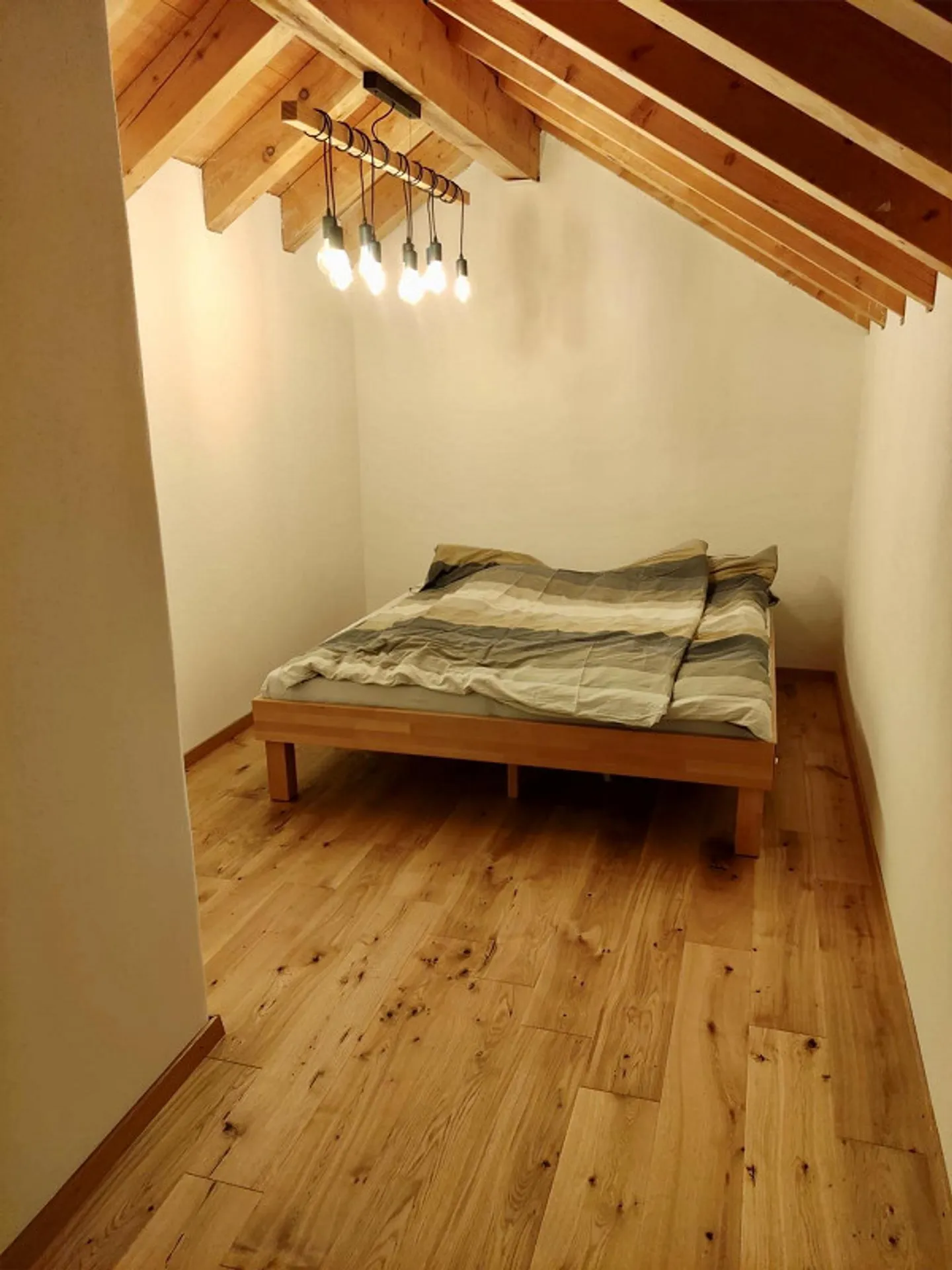 Charming 3.5-room attic apartment with attic expansion and mountain view in Tamin - Photo 9 of 15