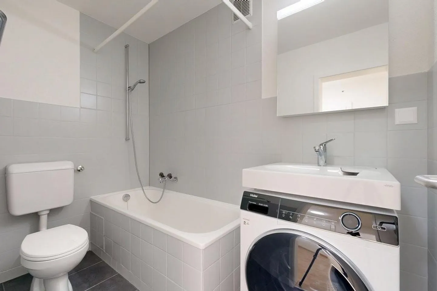 Cozy apartment in Allschwil with its own washer-dryer - Photo 7 of 8