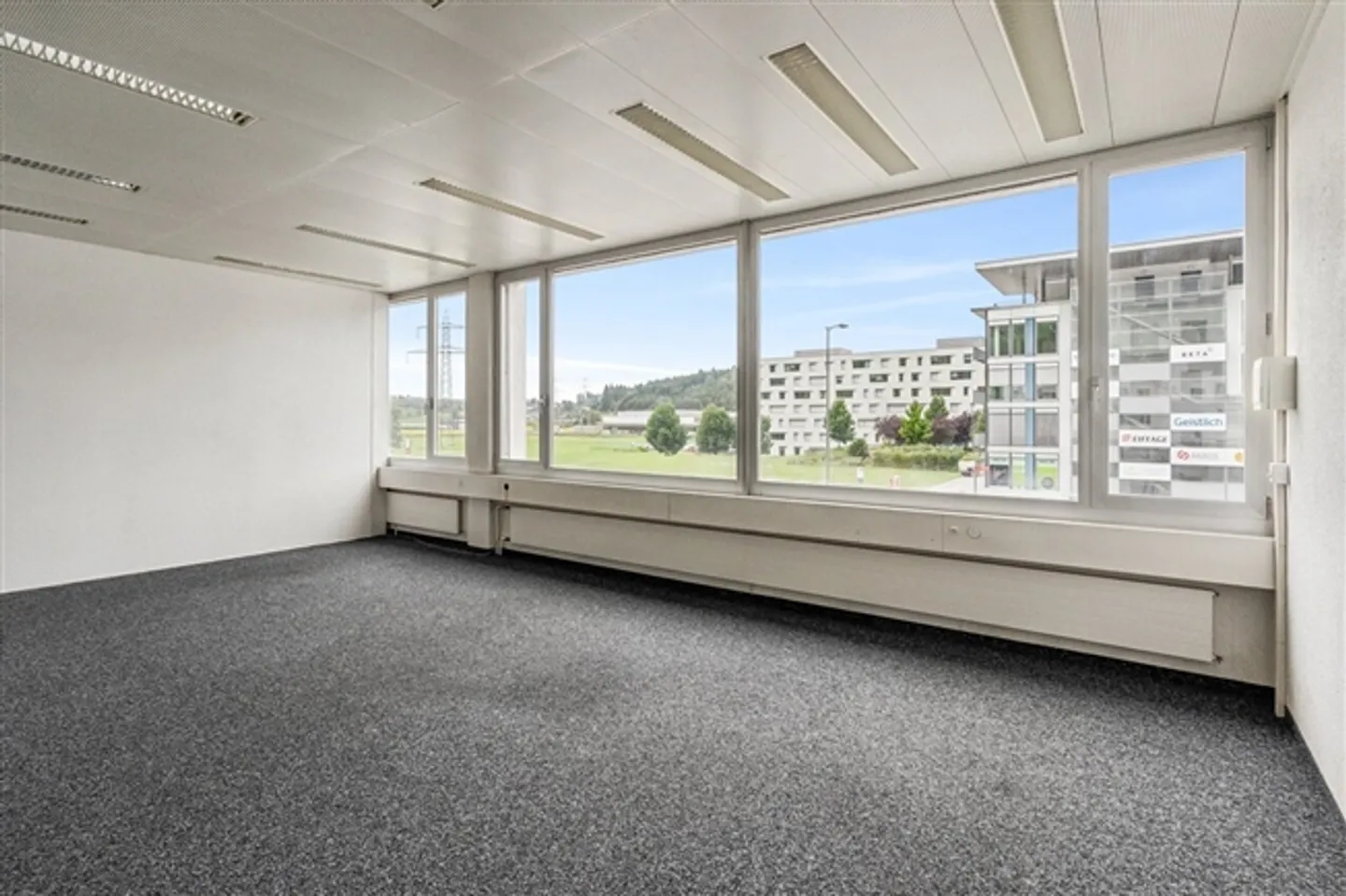 Spazio per uffici e commerciali luminoso con disposizione flessibile - Foto 3 di 7