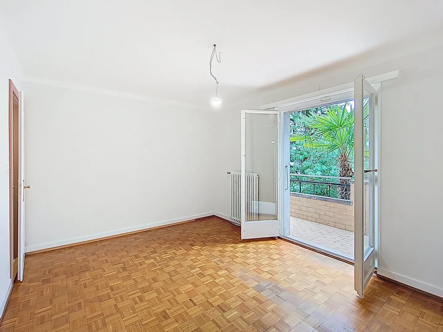 Einfamilienhaus mit großem baumgesäumten Garten und nahe bei den Annehmlichkeiten! - Foto 7 von 20
