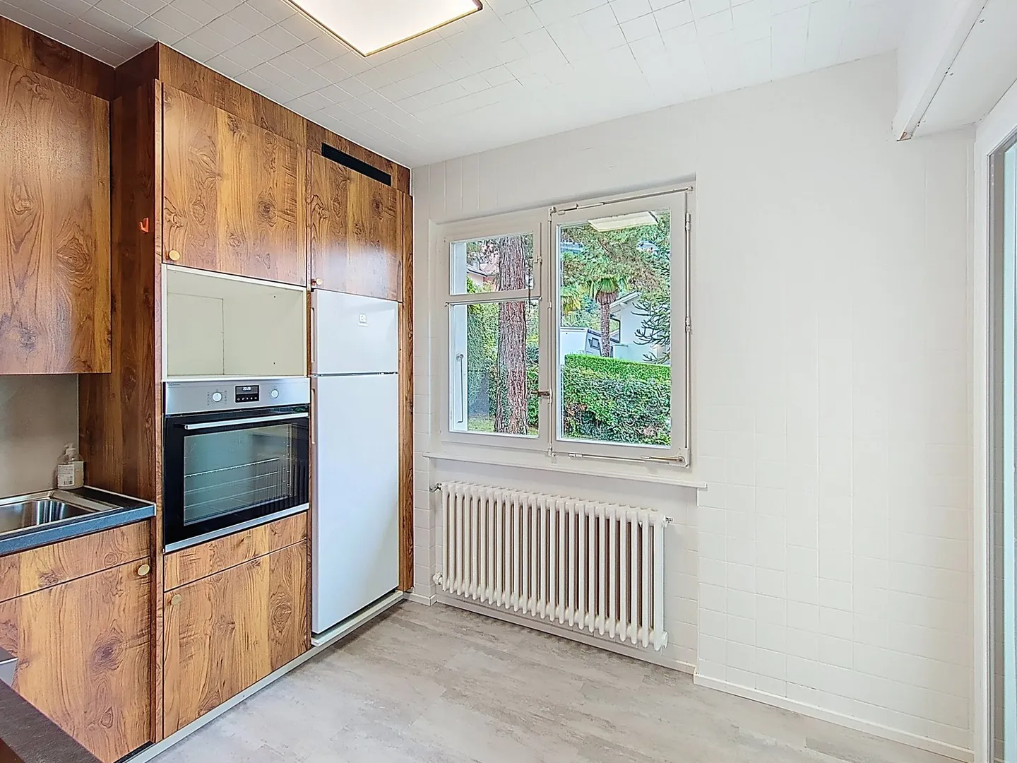 Einfamilienhaus mit großem baumgesäumten Garten und nahe bei den Annehmlichkeiten! - Foto 9 von 20