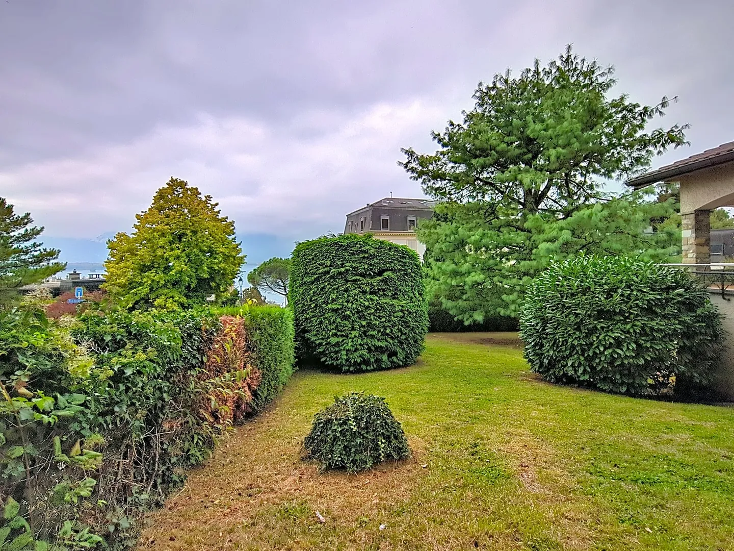 Einfamilienhaus mit großem baumgesäumten Garten und nahe bei den Annehmlichkeiten! - Foto 12 von 20