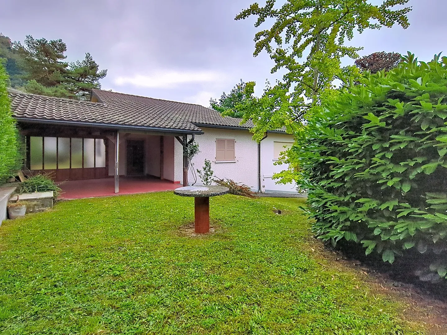 Einfamilienhaus mit großem baumgesäumten Garten und nahe bei den Annehmlichkeiten! - Foto 15 von 20