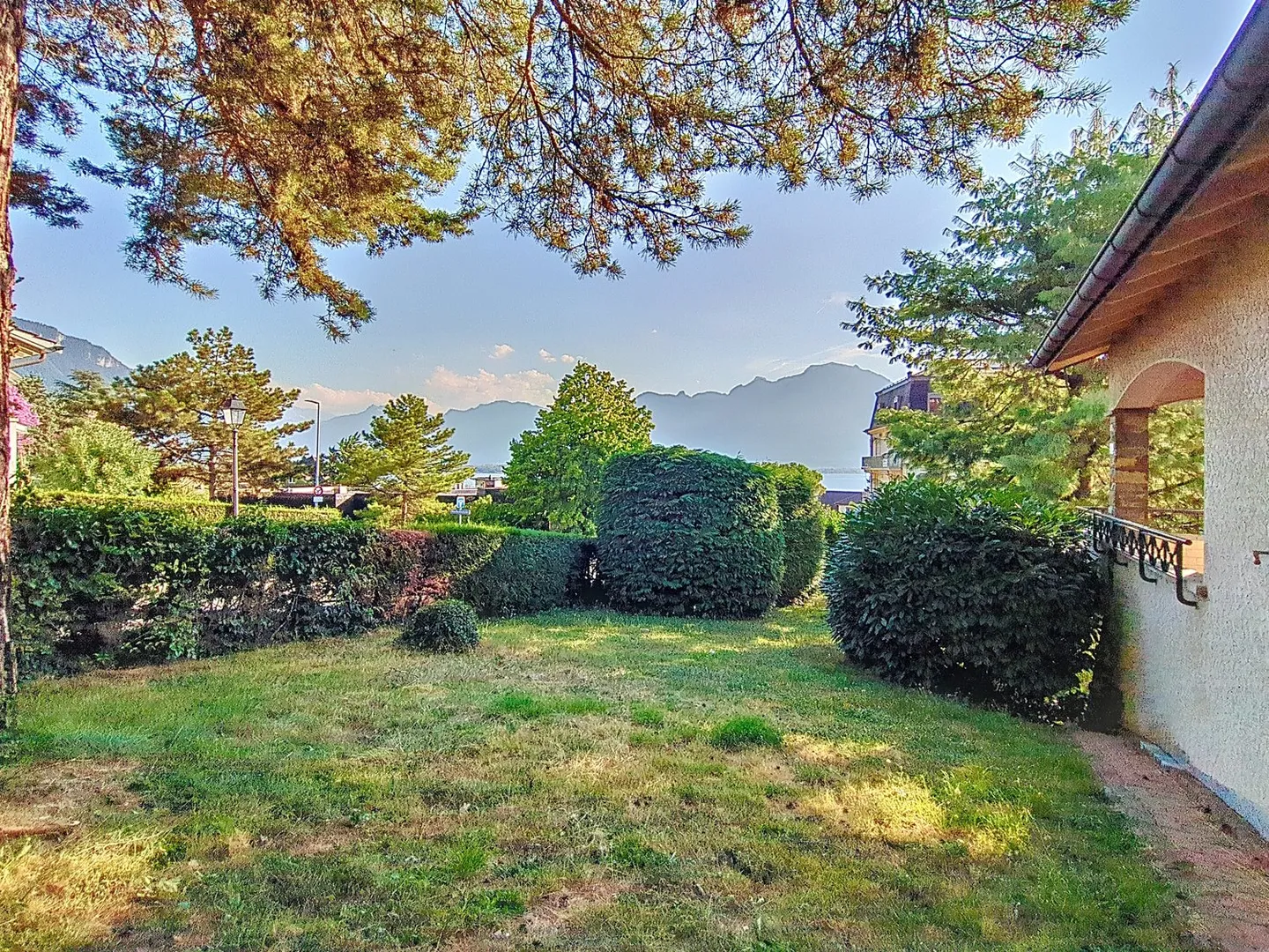 Einfamilienhaus mit großem baumgesäumten Garten und nahe bei den Annehmlichkeiten! - Foto 16 von 20