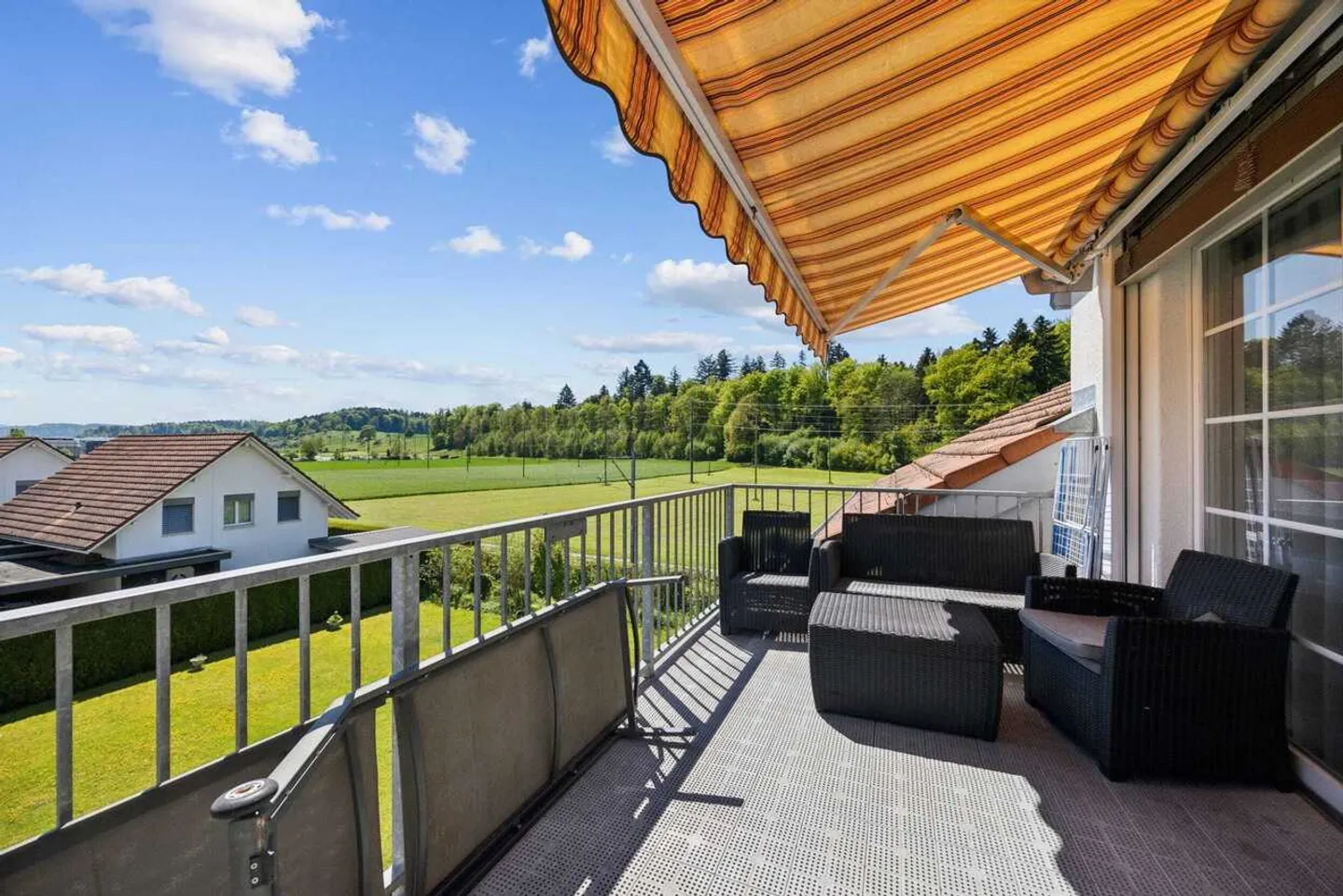 Lichtdurchflutete 4.5-Zimmer-Dachwohnung mit traumhafter Aussicht in Lotzwil - Foto 3 von 13