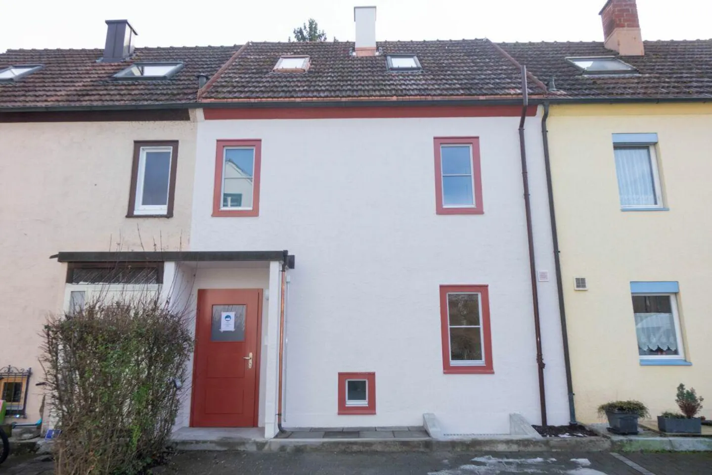 Casa a schiera con giardino in una bella posizione in affitto. - Foto 1 di 18