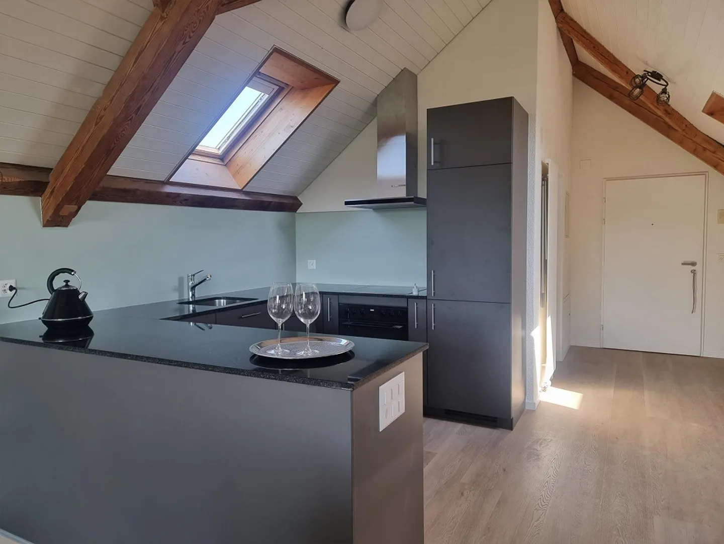 Incantevole appartamento mansardato arredato con una nuova cucina e tanto carattere! - Foto 5 di 7