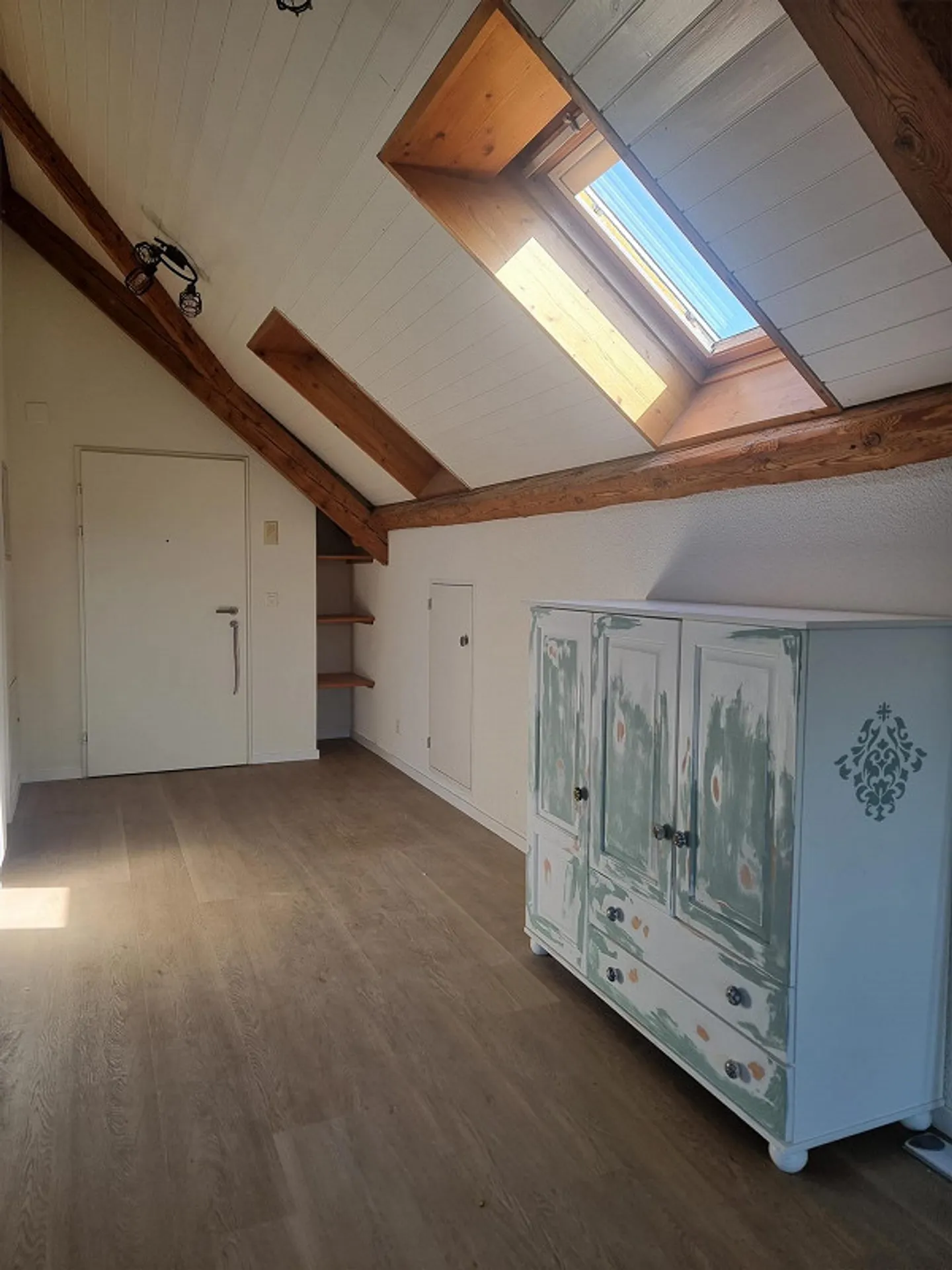 Incantevole appartamento mansardato arredato con una nuova cucina e tanto carattere! - Foto 6 di 7