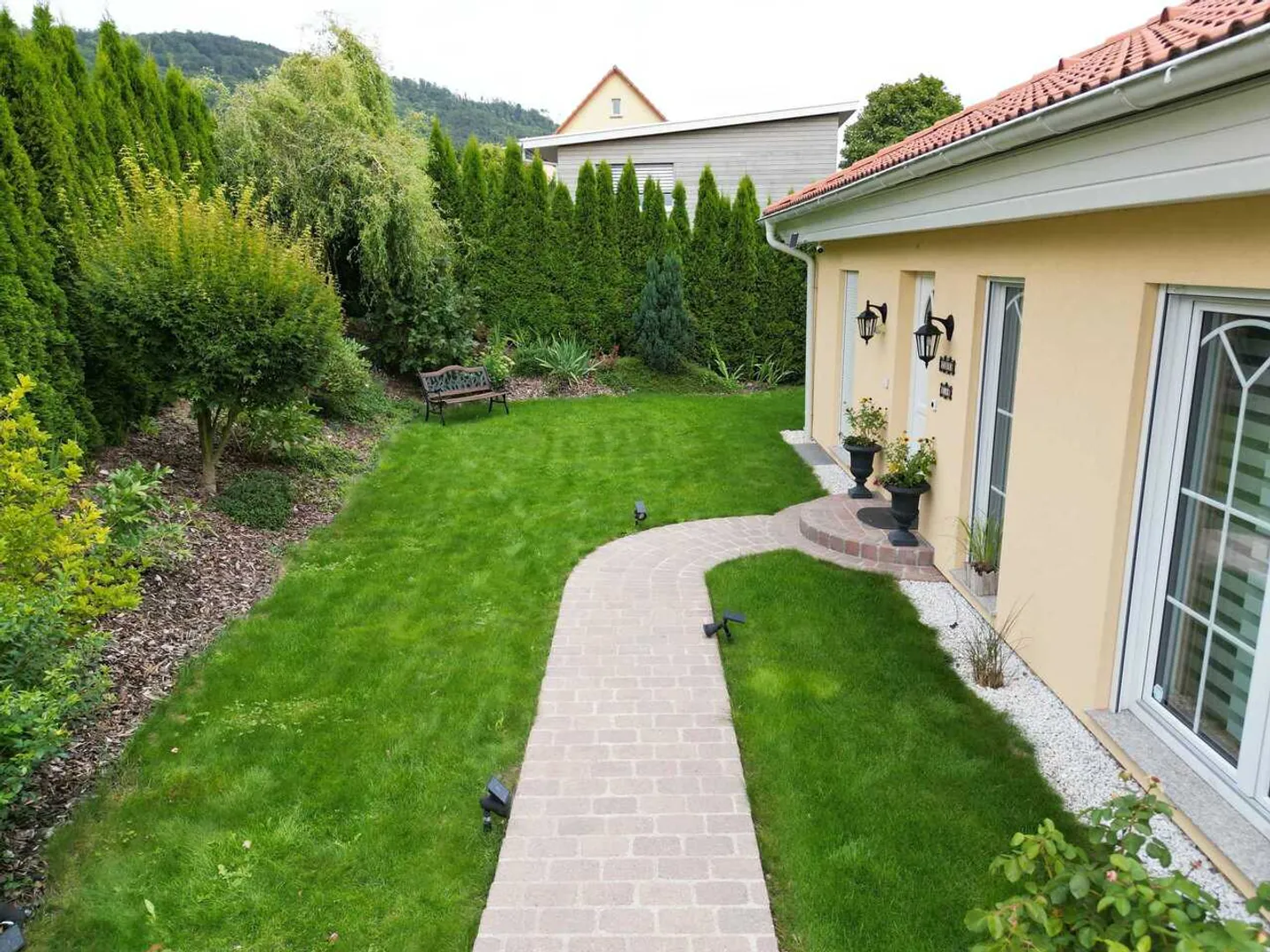 Casa unifamiliare di 8,5 stanze con piscina e vista panoramica a Stüsslingen - Foto 1 di 13