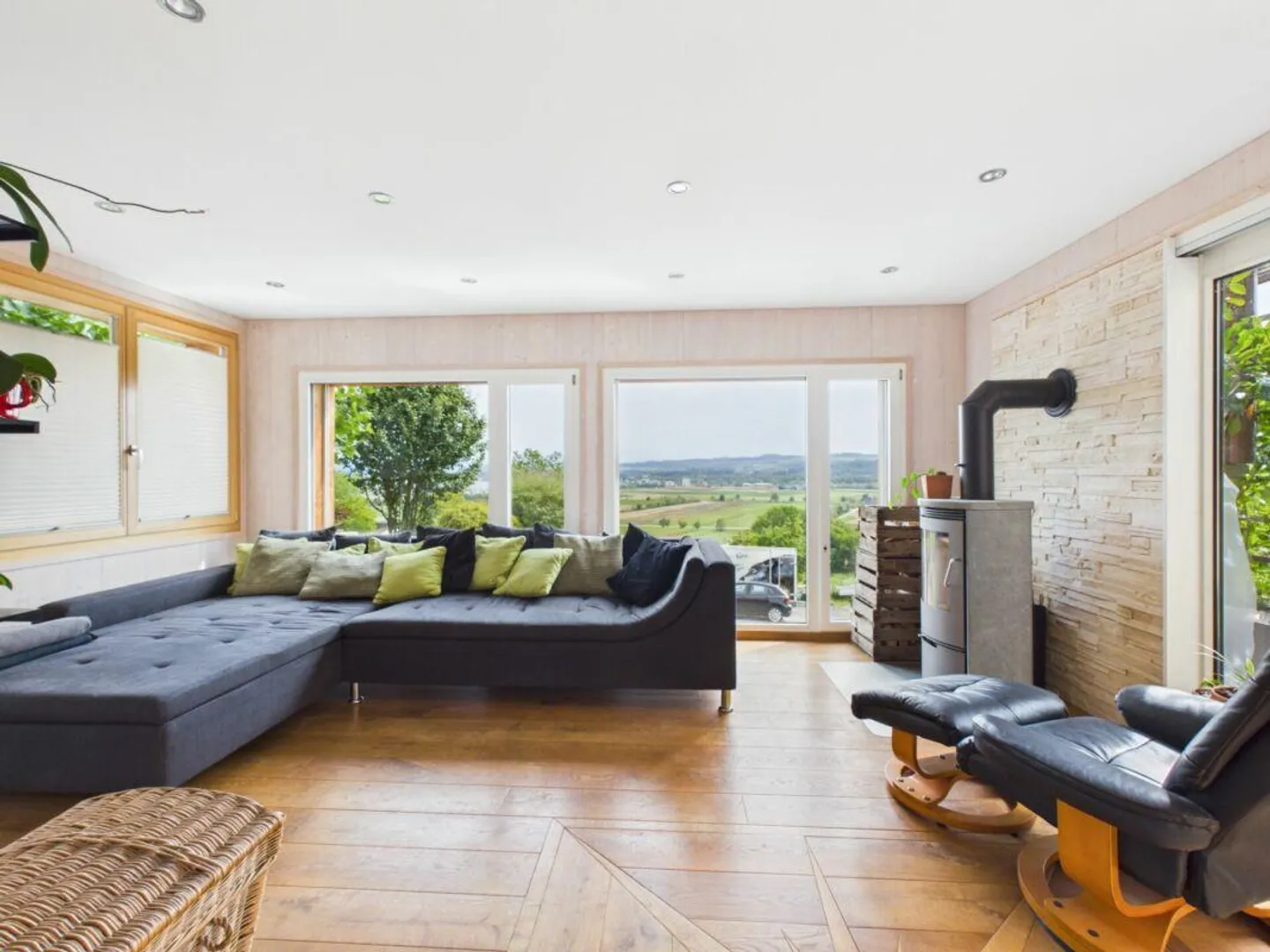 Charming 4.5-room apartment with stunning views - Photo 3 of 9