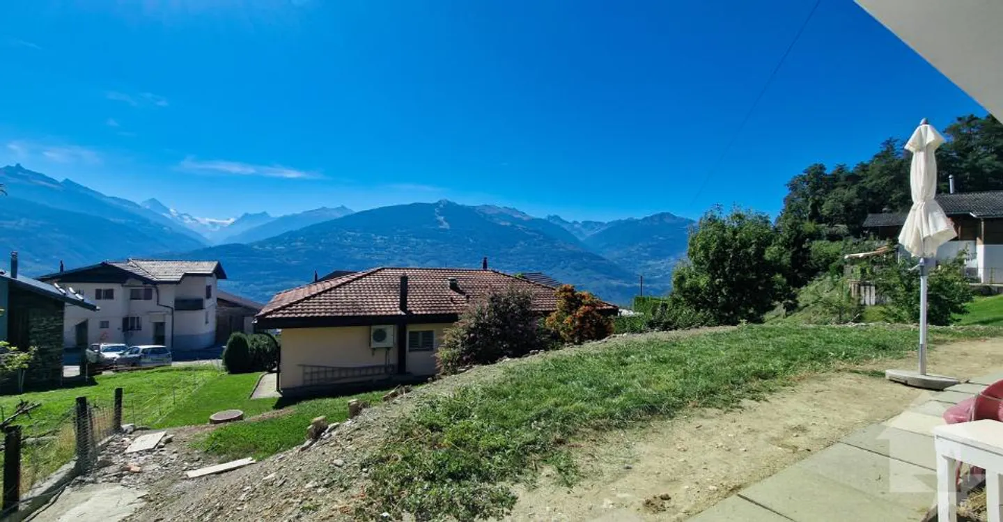 Incantevole piccolo chalet 4.5p, posizione superba, tranquillo, vista, soleggiato! - Foto 1 di 12