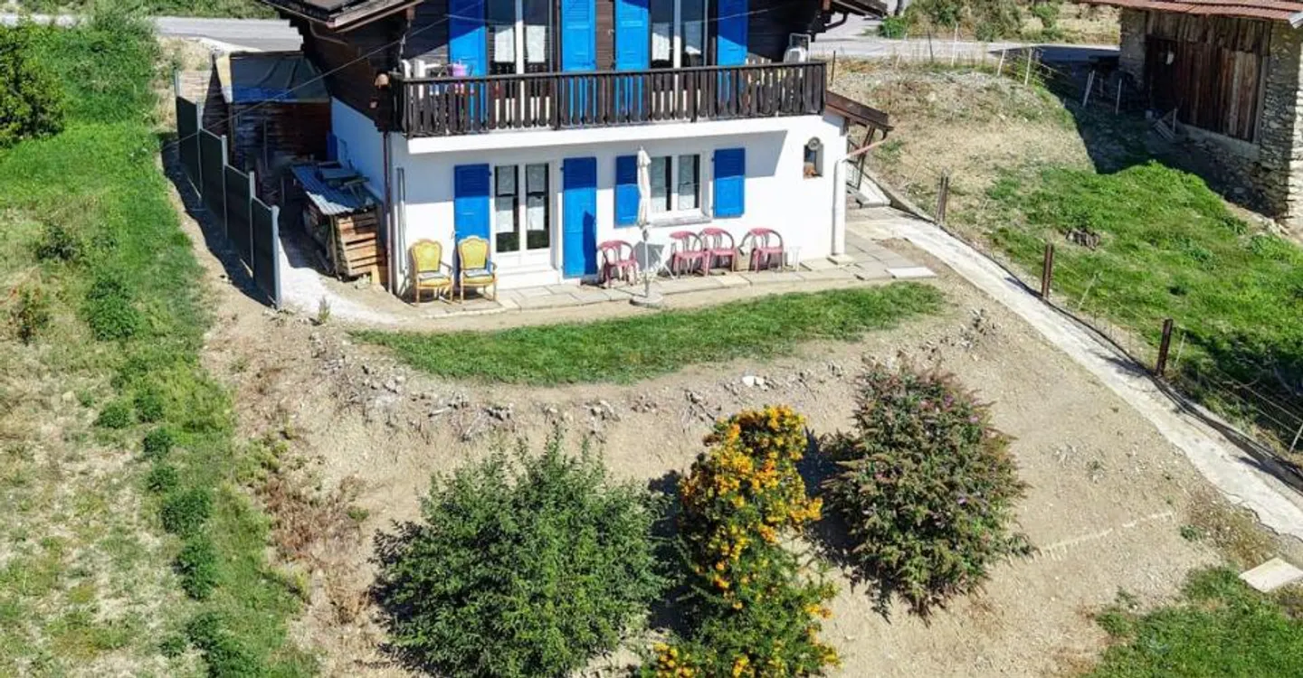 Incantevole piccolo chalet 4.5p, posizione superba, tranquillo, vista, soleggiato! - Foto 2 di 12