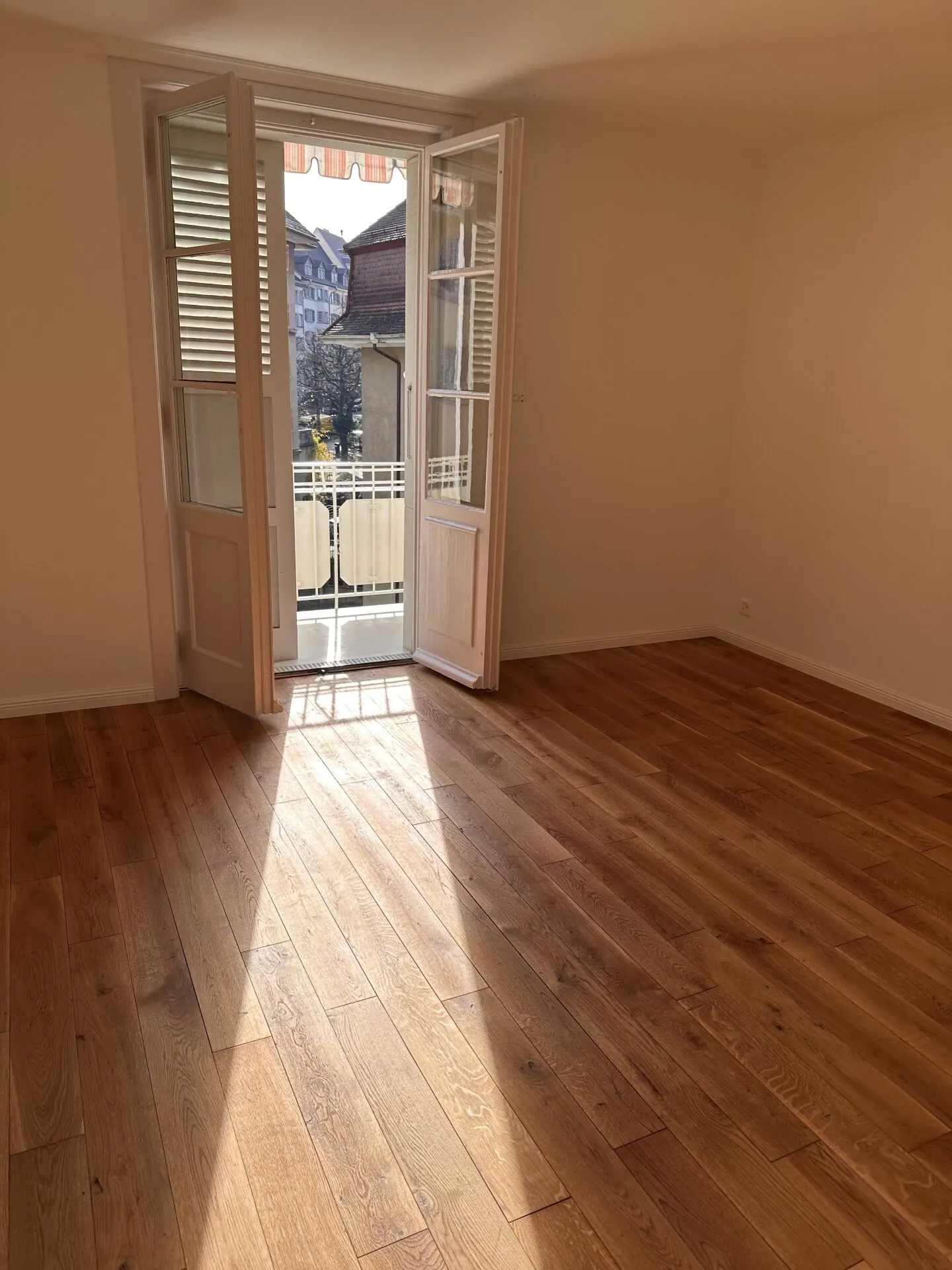 Appartement rénové de 3 pièces dans le quartier Lorraine avec garage - Photo 3 sur 8