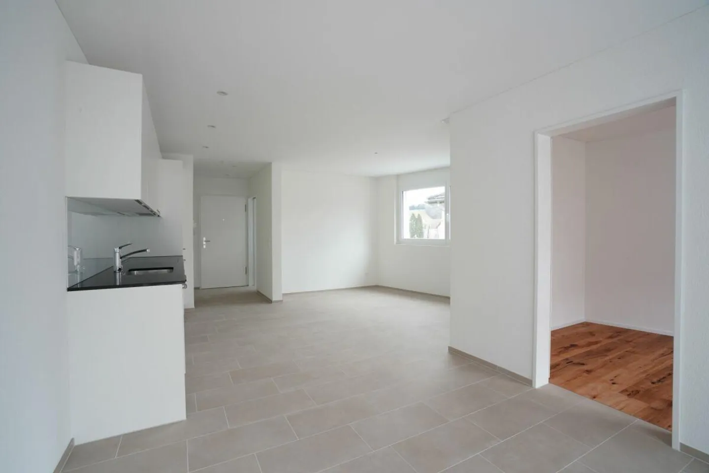 Moderne 2.5-Zimmer-Attikawohnung mit Loggia in Bazenheid - Photo 2 of 8