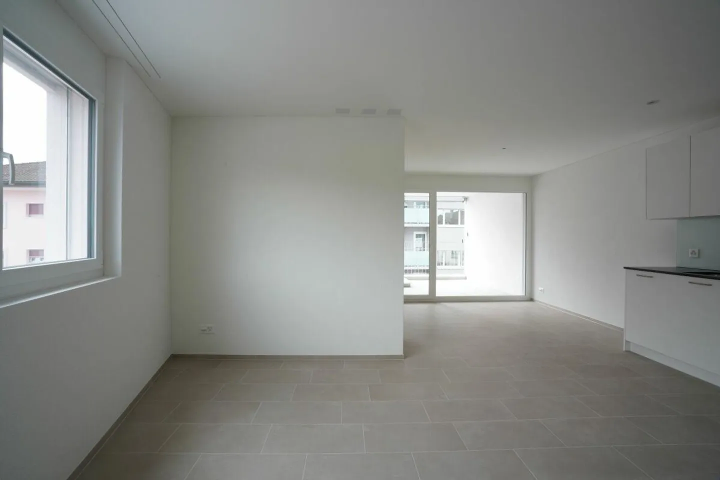 Moderne 2.5-Zimmer-Attikawohnung mit Loggia in Bazenheid - Photo 3 of 8