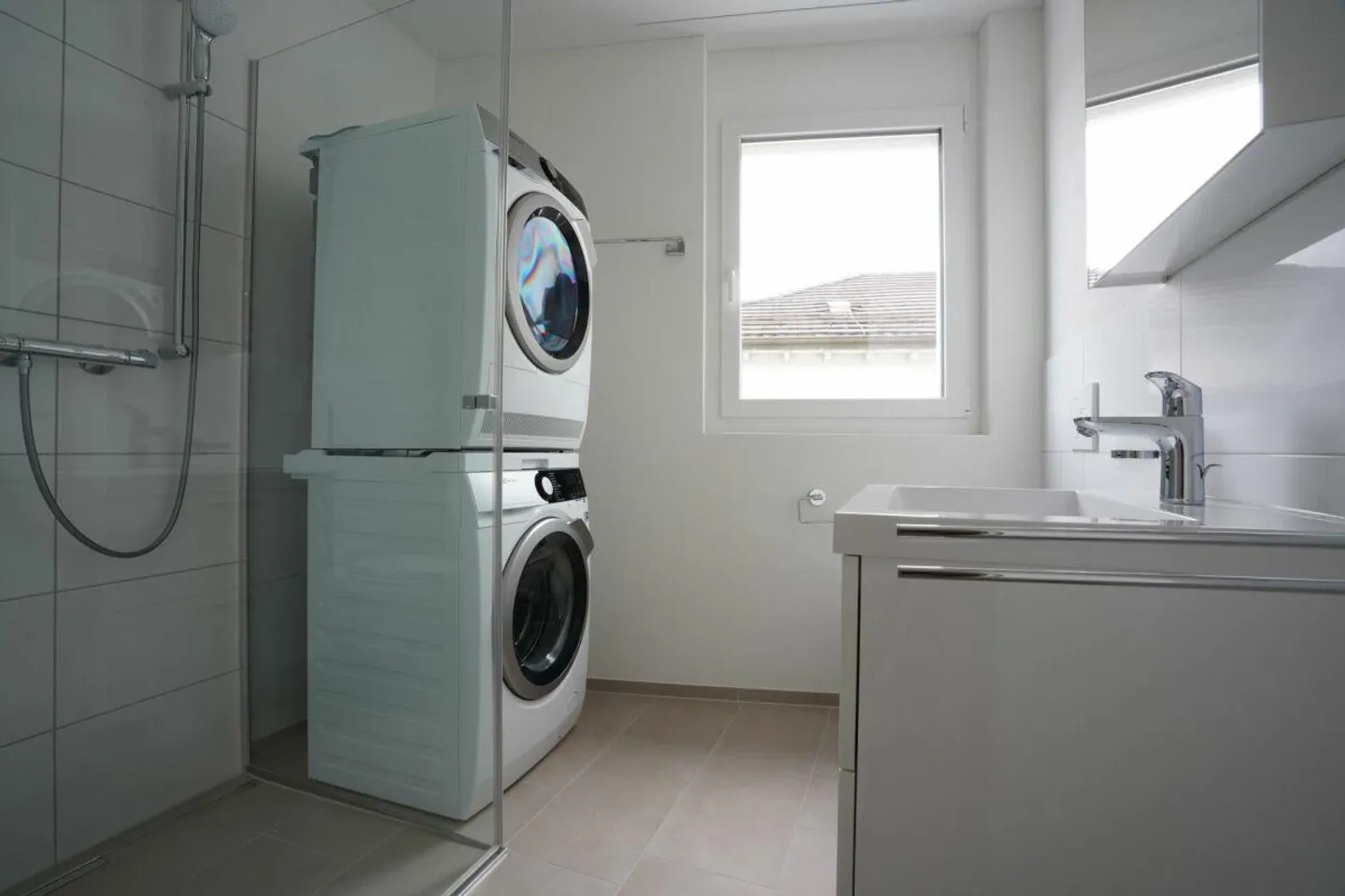 Moderne 2.5-Zimmer-Attikawohnung mit Loggia in Bazenheid - Photo 6 of 8