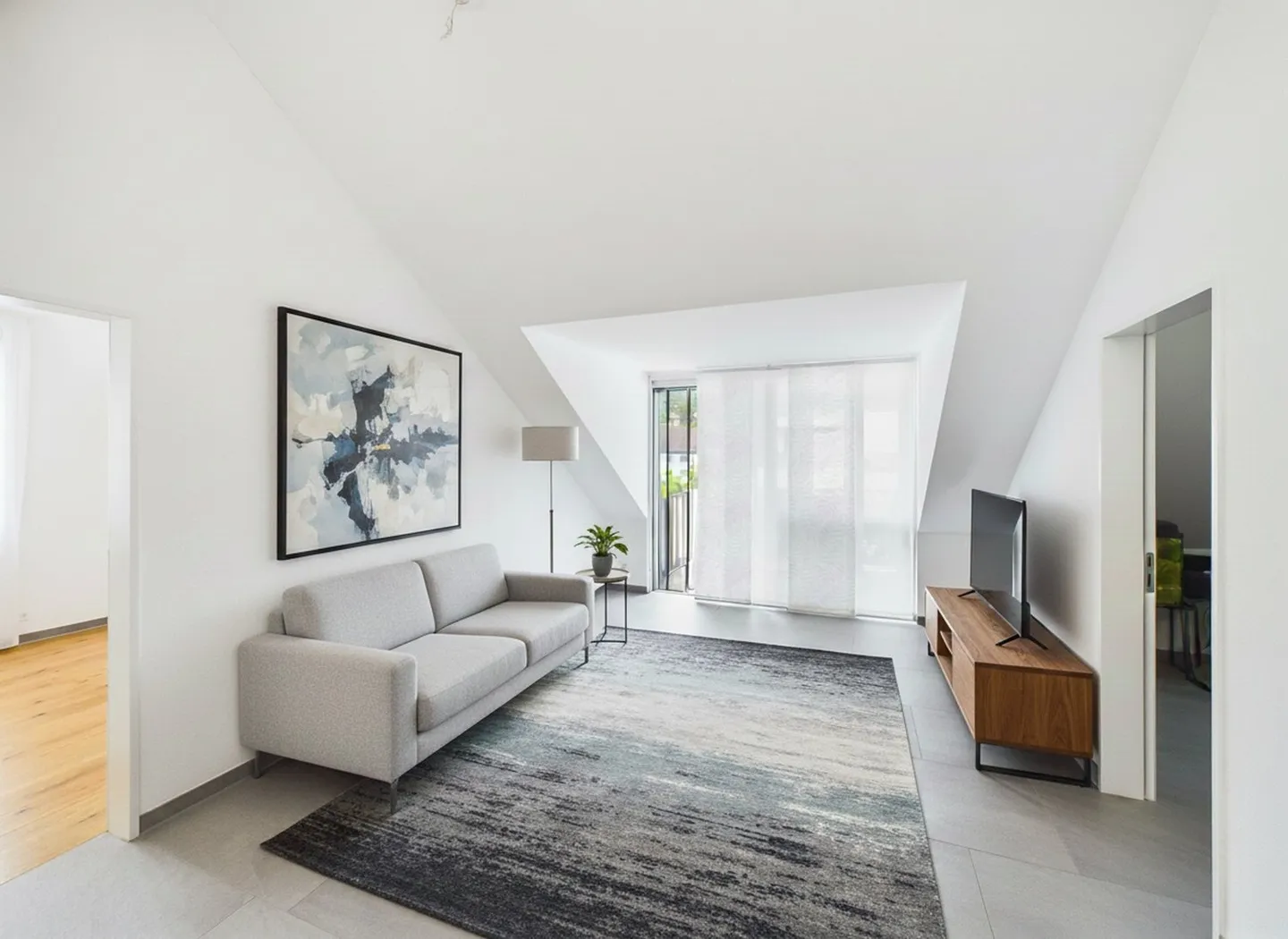 Modernes Apartment mit hohen Decken - Foto 1 von 6
