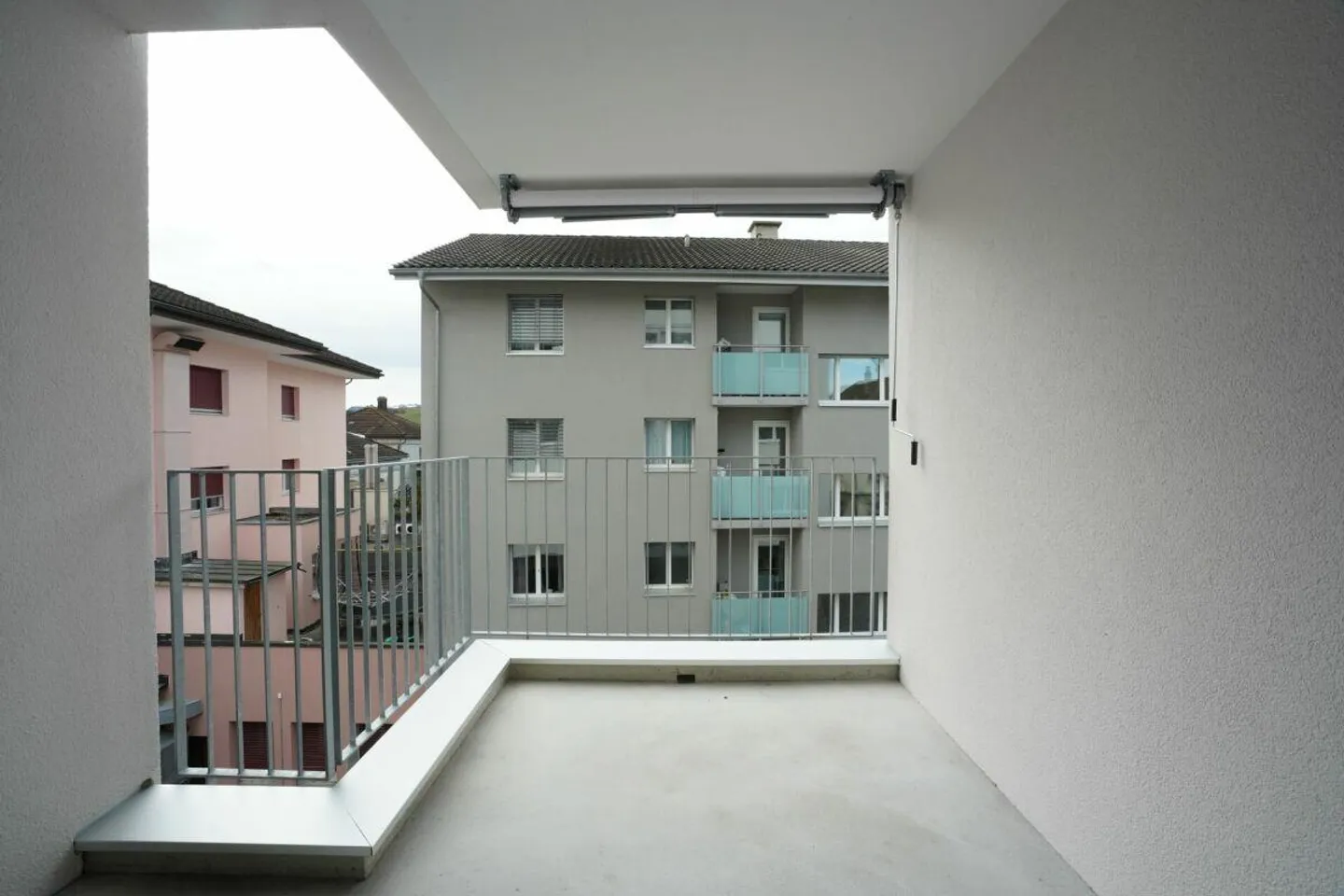 Moderne 2.5-Zimmer-Attikawohnung mit Loggia in Bazenheid - Photo 7 of 8