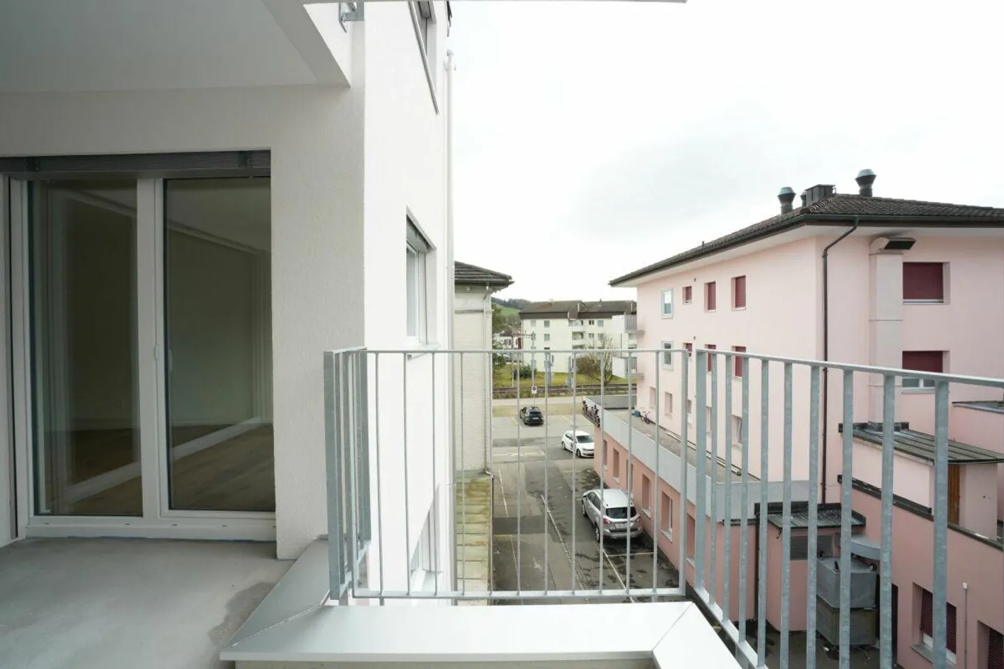 Moderne 2.5-Zimmer-Attikawohnung mit Loggia in Bazenheid - Photo 8 of 8