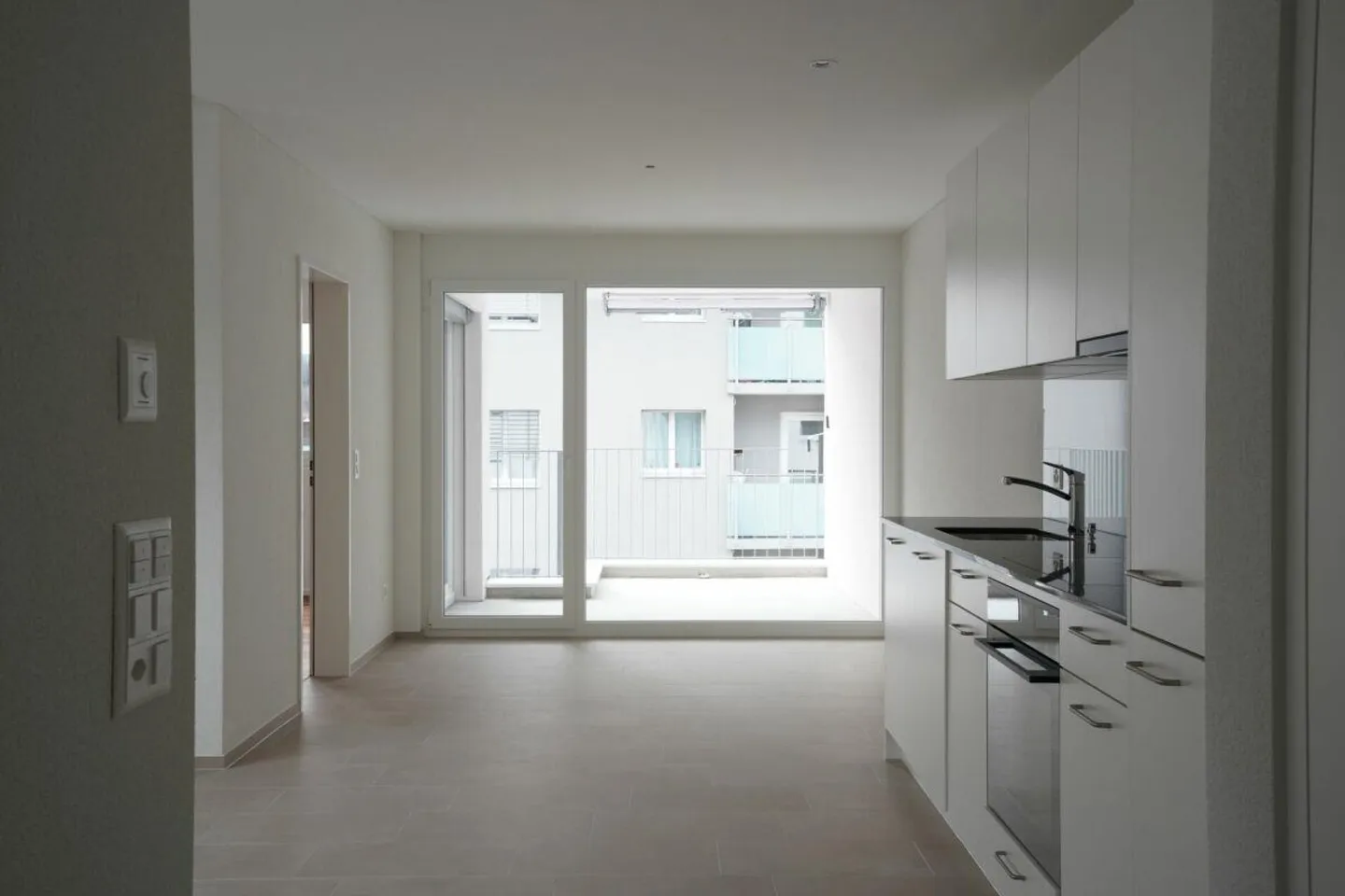 Moderne 2.5-Zimmer-Attikawohnung mit Loggia in Bazenheid - Photo 4 of 8