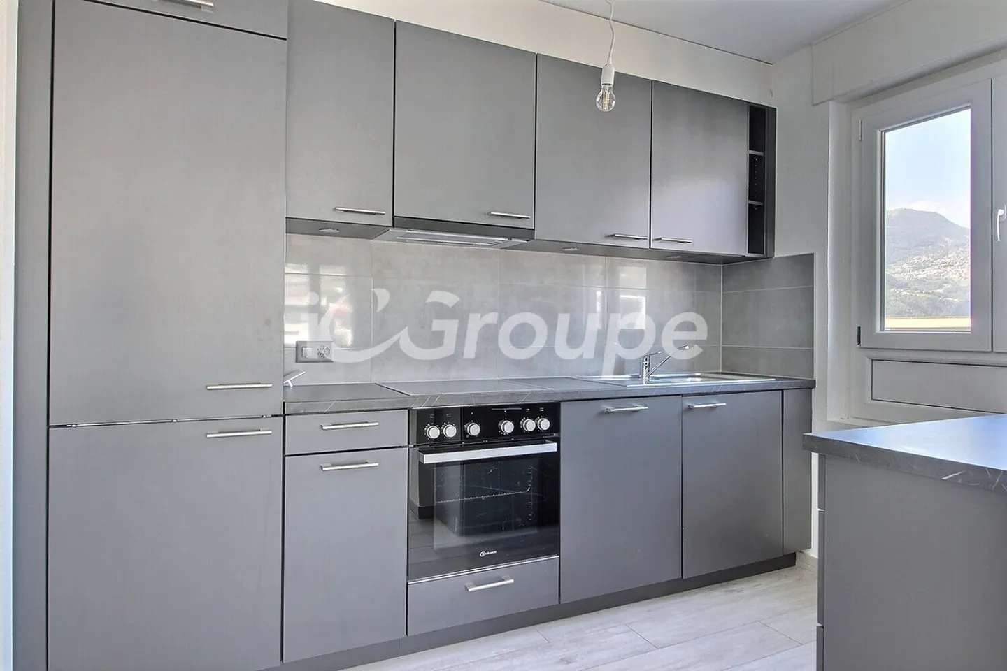Bellissimo appartamento di 3,5 stanze ristrutturato in affitto a Sion - Foto 1 di 8