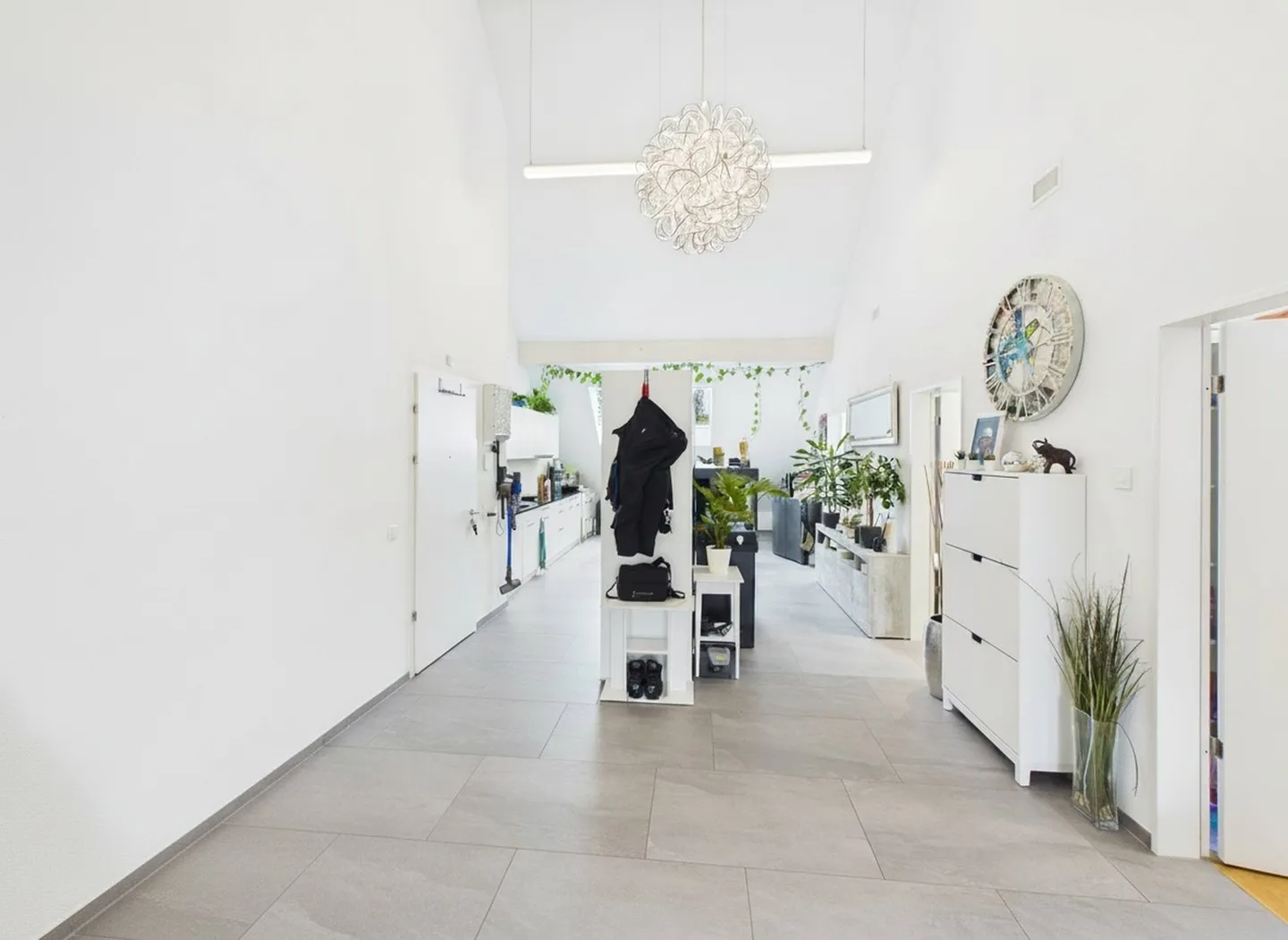 Modernes Apartment mit hohen Decken - Foto 4 von 6