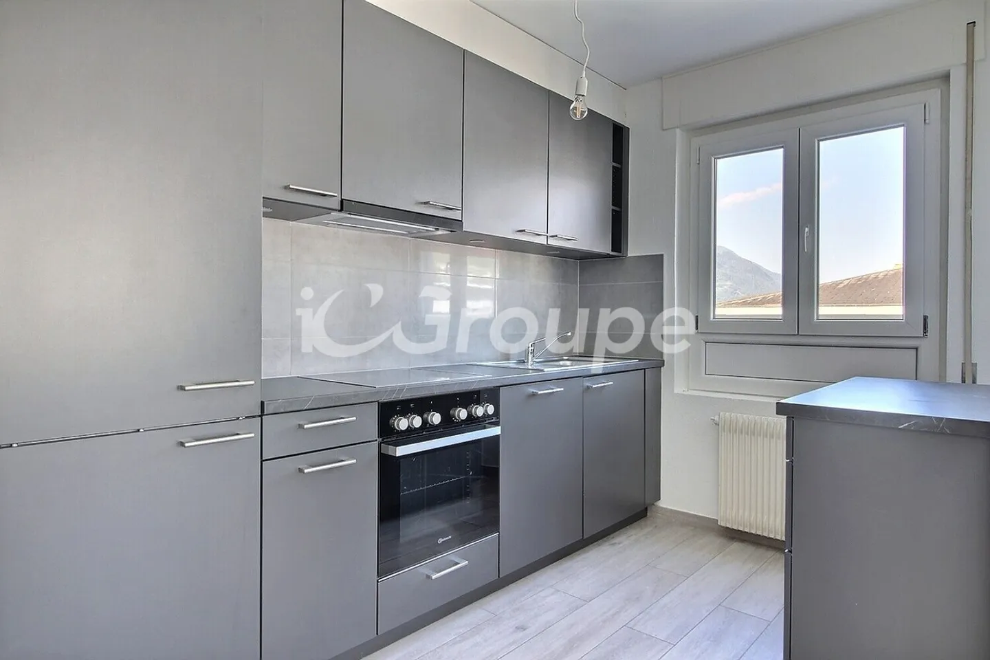 Bellissimo appartamento di 3,5 stanze ristrutturato in affitto a Sion - Foto 2 di 8