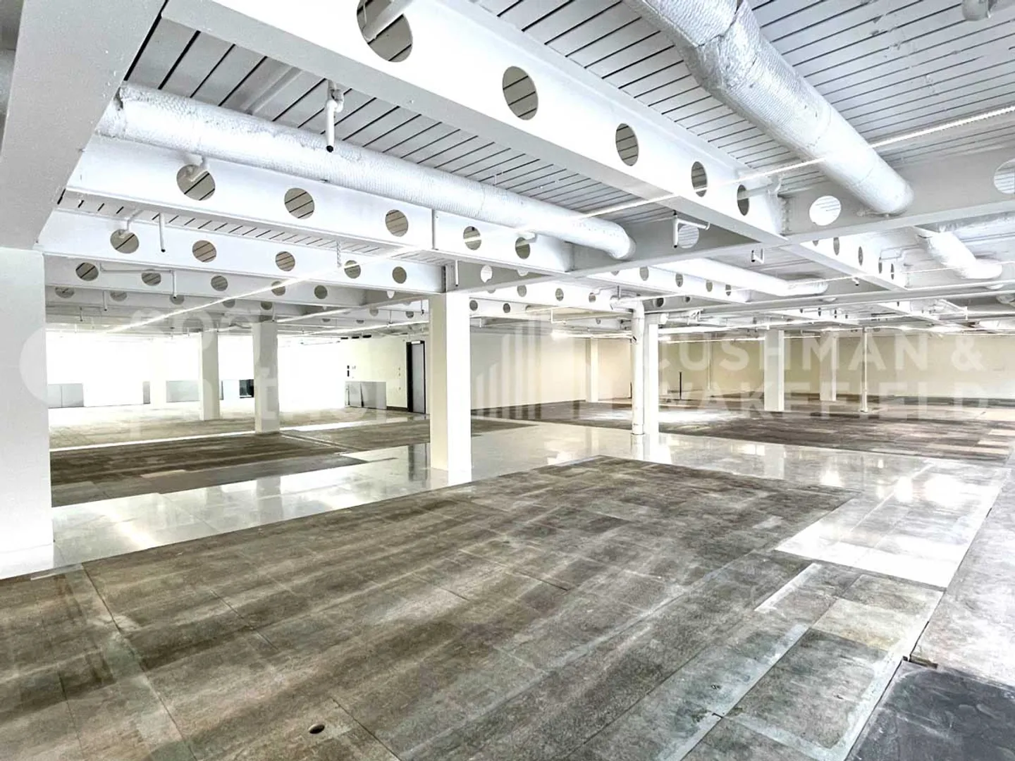 Aktivitätsfläche von 1.194 m2 in der Nähe des Bahnhofs und des Sees - Foto 4 von 5