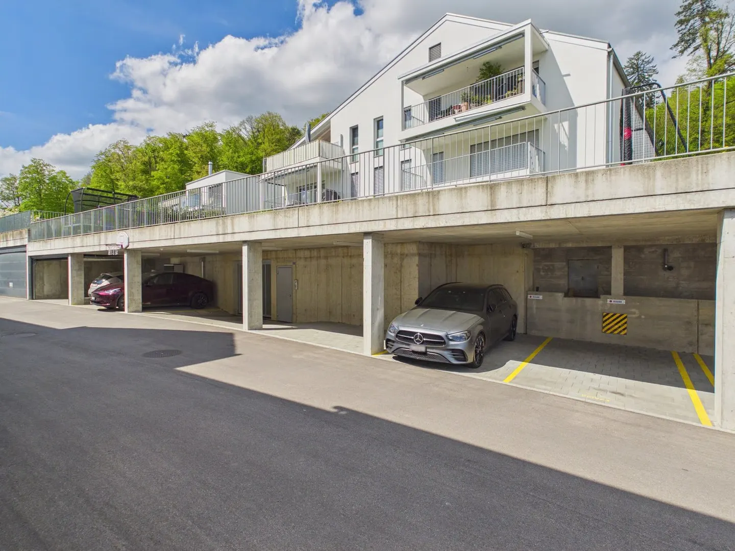 Neubau mit Top Aussicht und 2 Hallenplätzen - Photo 3 sur 13