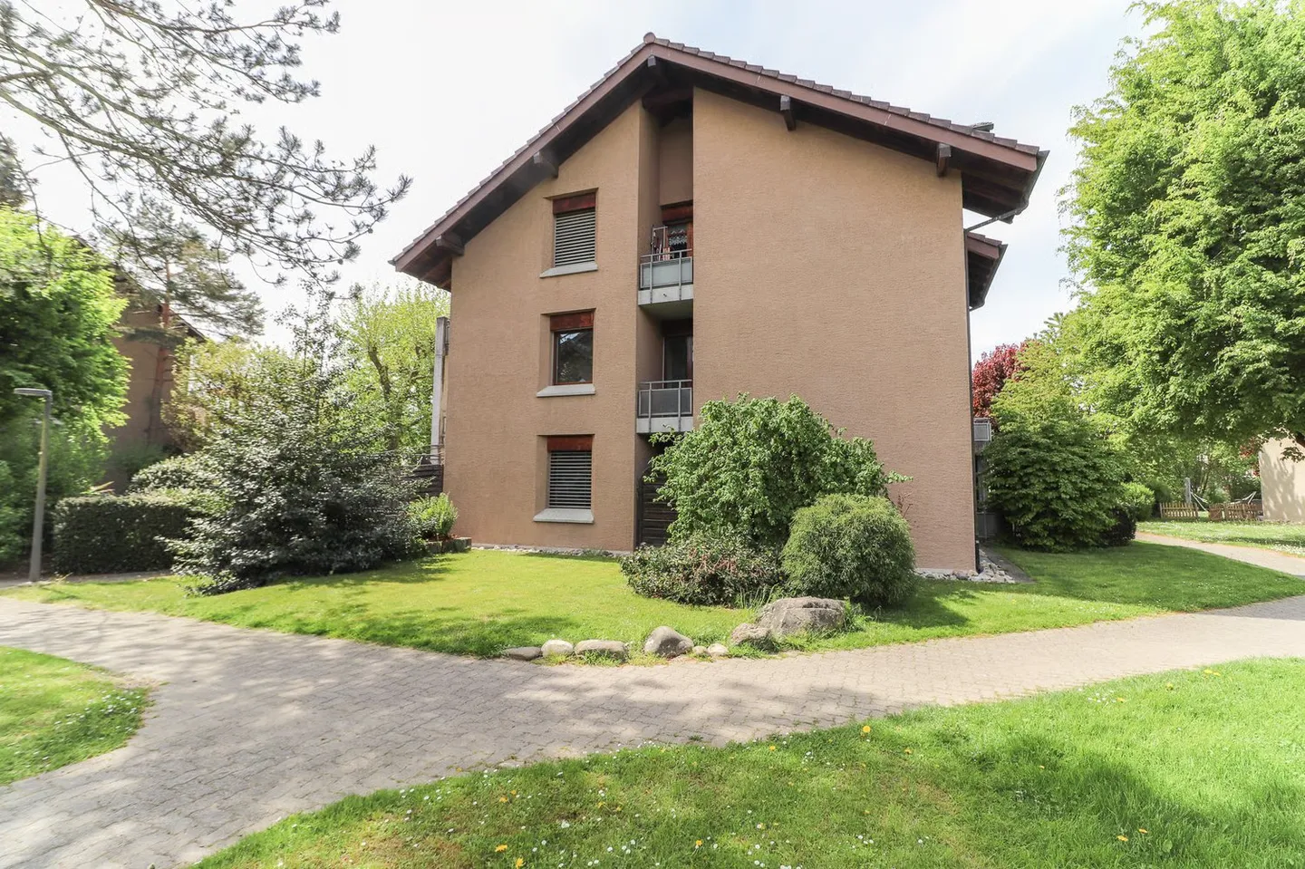 Freshly renovated 4.5-room apartment with parking space, workshop, and cellar compartment - Photo 2 of 21
