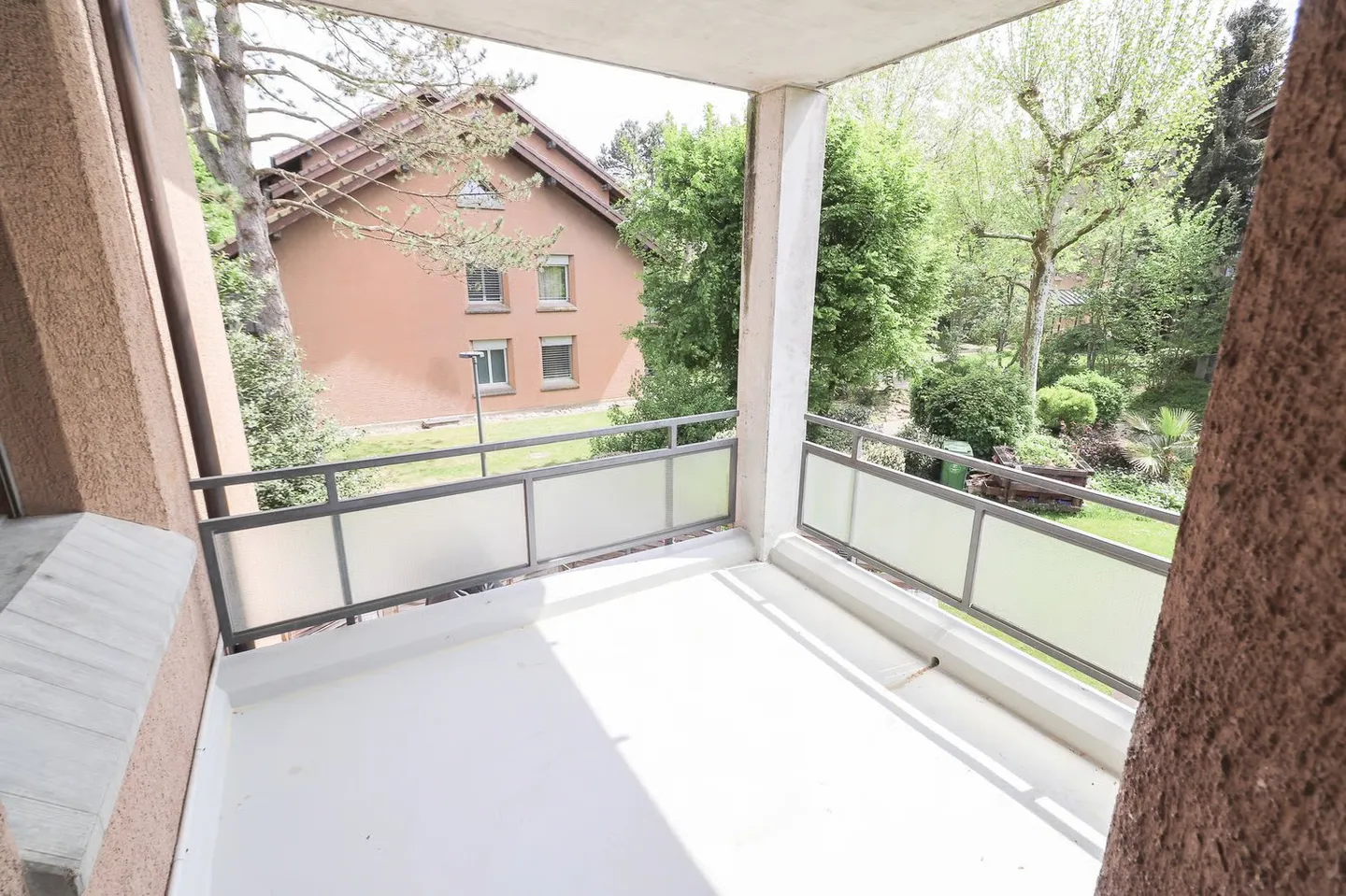 Freshly renovated 4.5-room apartment with parking space, workshop, and cellar compartment - Photo 6 of 21
