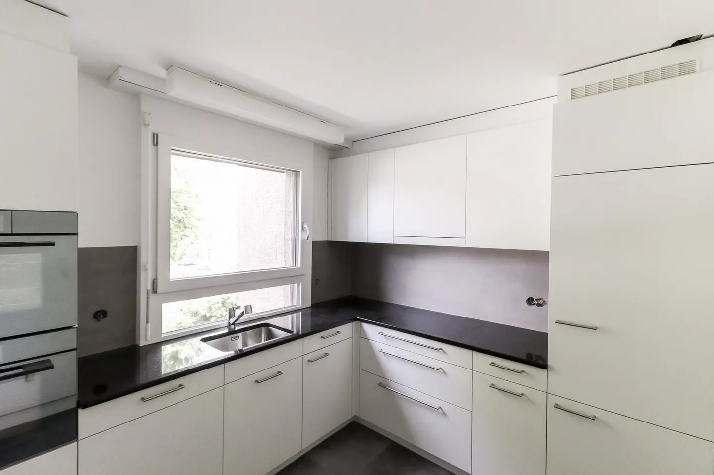 Freshly renovated 4.5-room apartment with parking space, workshop, and cellar compartment - Photo 7 of 21