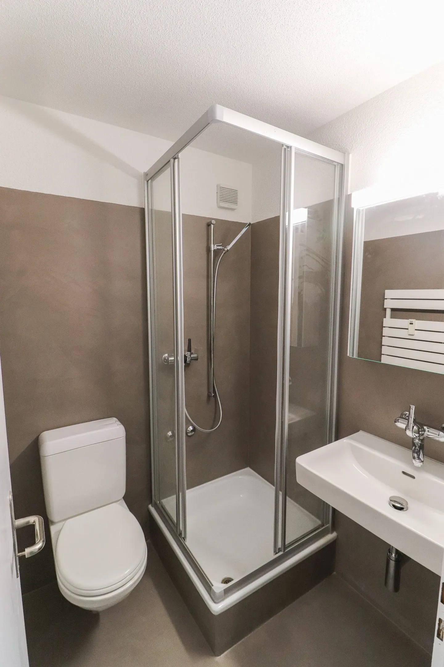 Freshly renovated 4.5-room apartment with parking space, workshop, and cellar compartment - Photo 8 of 21