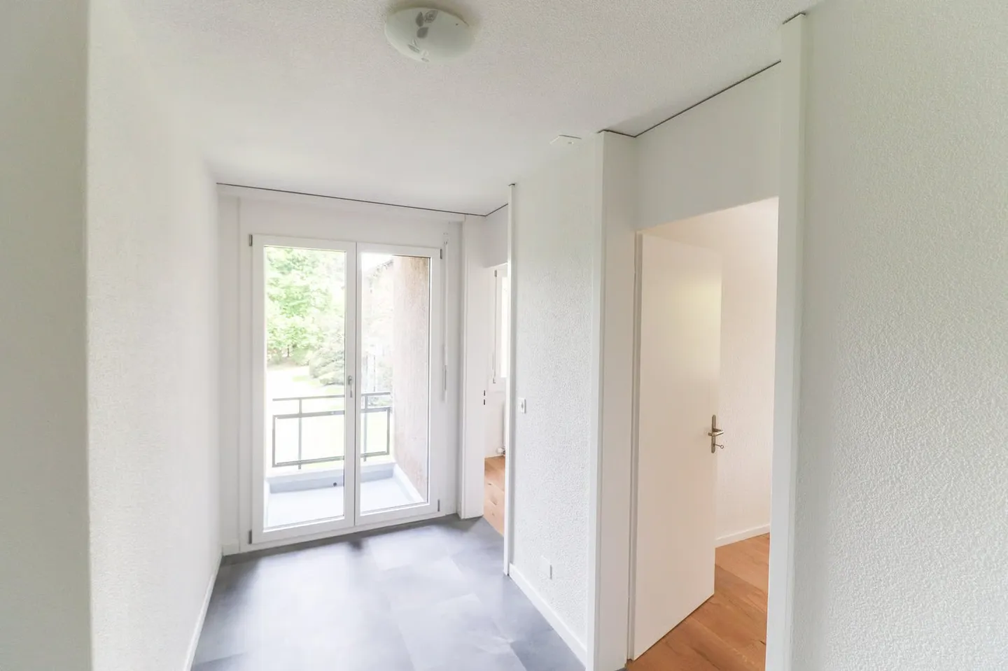 Freshly renovated 4.5-room apartment with parking space, workshop, and cellar compartment - Photo 9 of 21