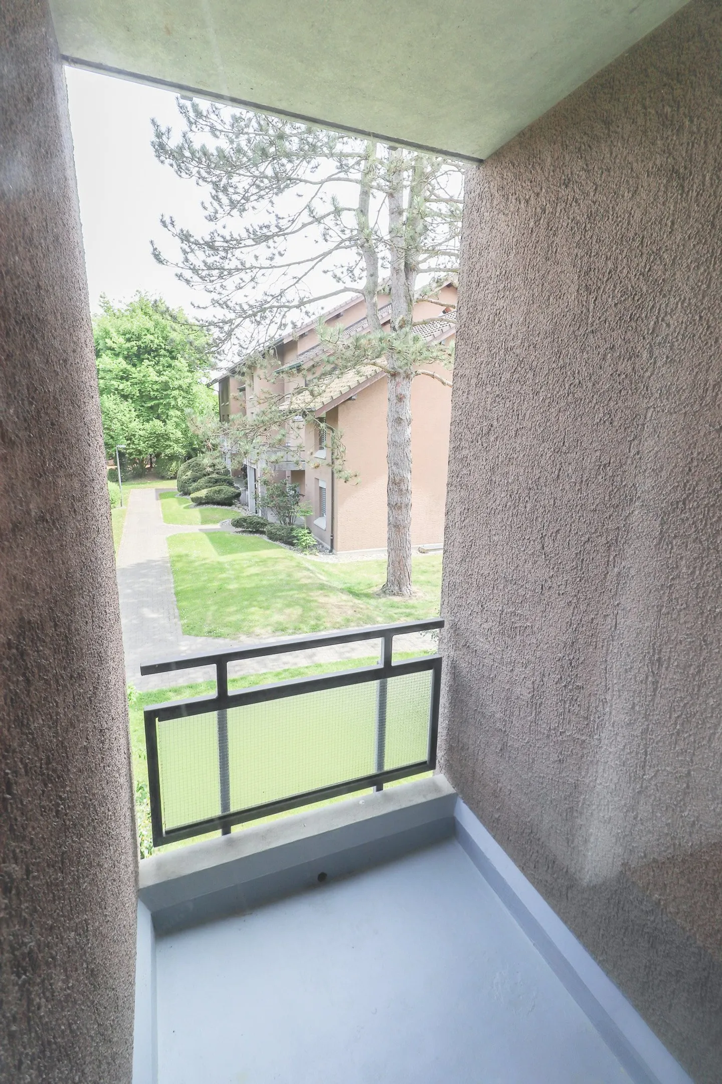 Freshly renovated 4.5-room apartment with parking space, workshop, and cellar compartment - Photo 10 of 21