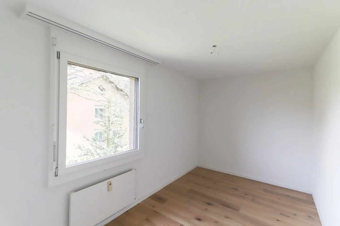 Freshly renovated 4.5-room apartment with parking space, workshop, and cellar compartment - Photo 11 of 21