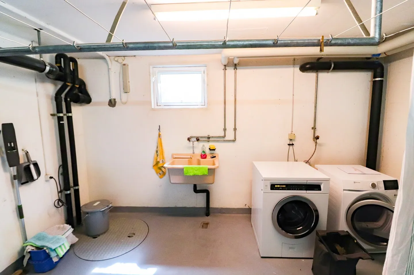 Freshly renovated 4.5-room apartment with parking space, workshop, and cellar compartment - Photo 17 of 21