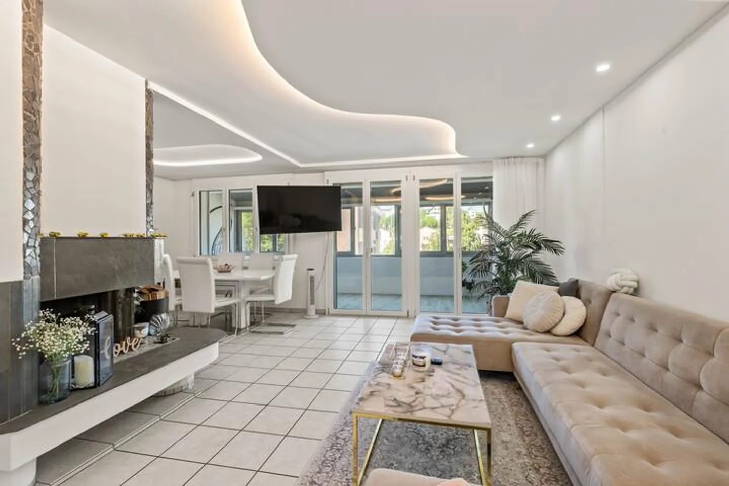 ILLNAU: 4.5-ROOM APARTMENT WITH WINTER GARDEN & GARAGE - Photo 1 of 8