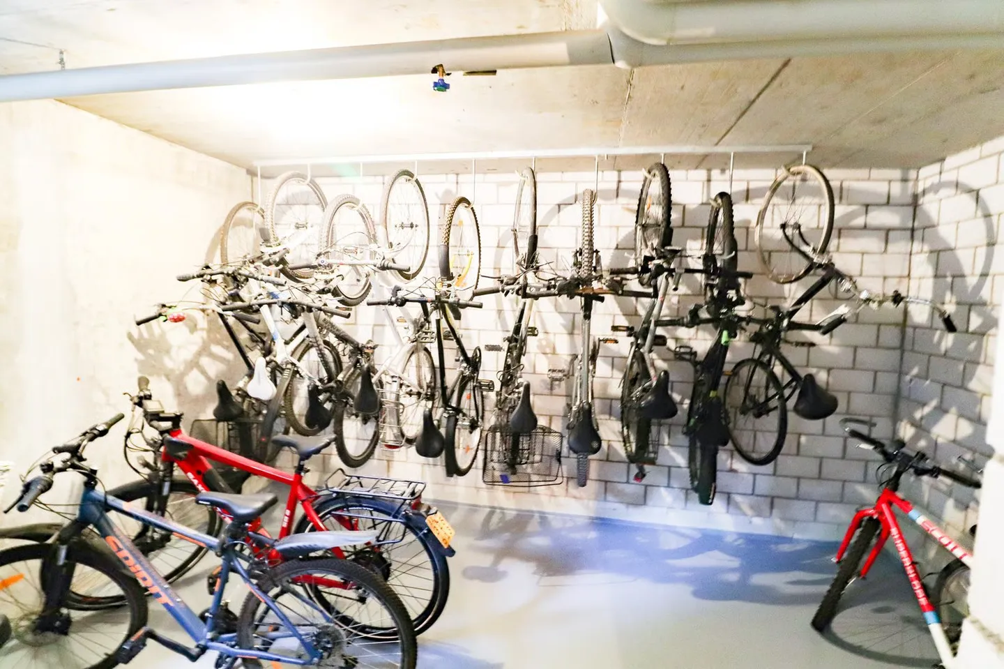 Freshly renovated 4.5-room apartment with parking space, workshop, and cellar compartment - Photo 18 of 21