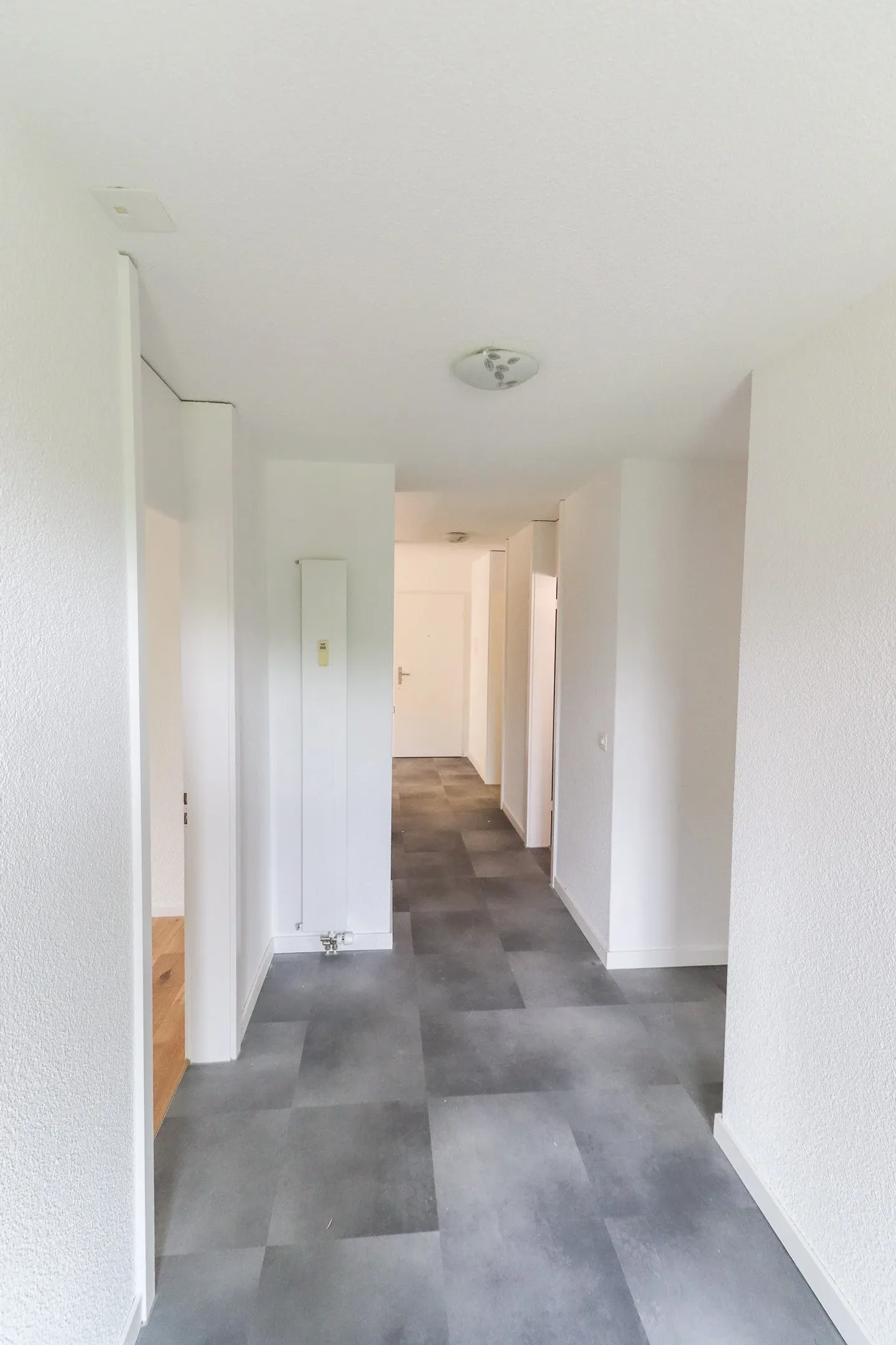 Freshly renovated 4.5-room apartment with parking space, workshop, and cellar compartment - Photo 13 of 21