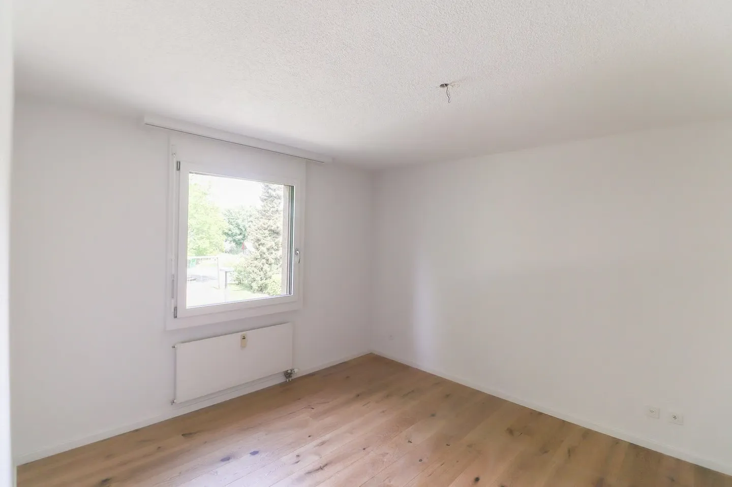 Freshly renovated 4.5-room apartment with parking space, workshop, and cellar compartment - Photo 14 of 21