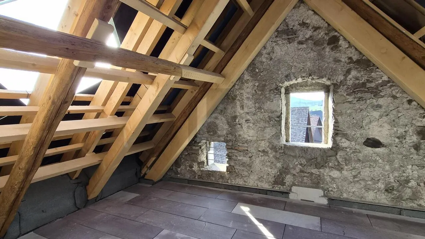 JOAILLERIE MODERNE AVEC SENSATION DE LOFT - Photo 5 sur 6