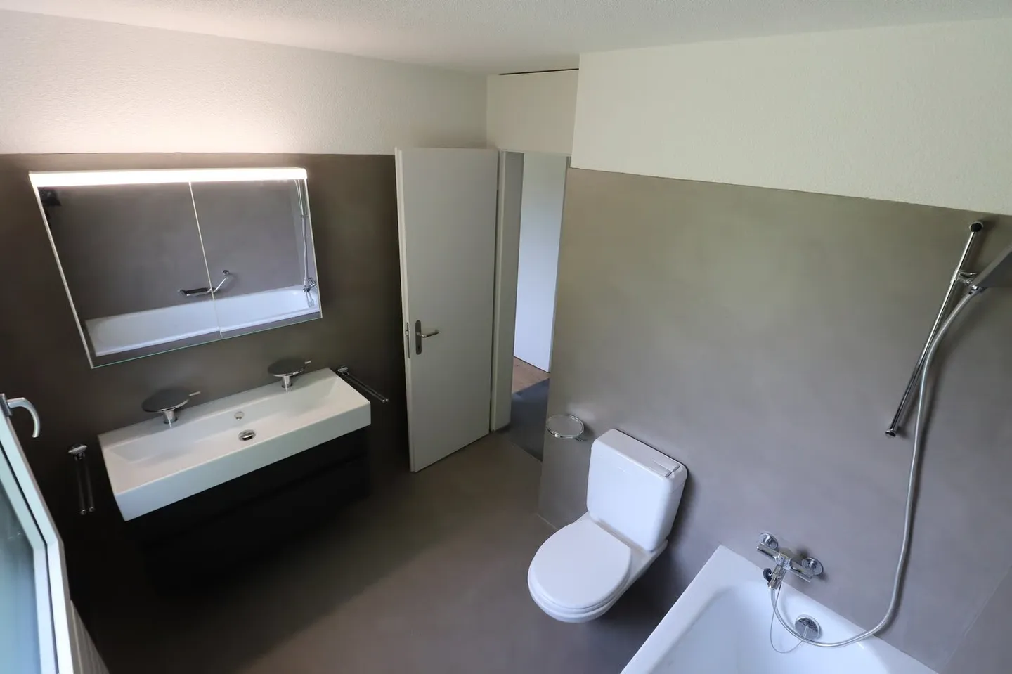Freshly renovated 4.5-room apartment with parking space, workshop, and cellar compartment - Photo 15 of 21