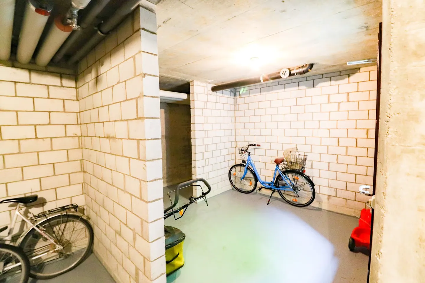 Freshly renovated 4.5-room apartment with parking space, workshop, and cellar compartment - Photo 19 of 21