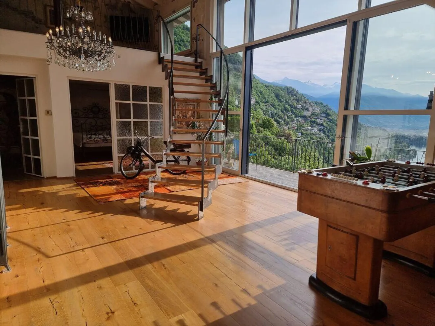 Maison individuelle extravagante de 4,5 pièces avec mezzanine, piscine et vue imprenable sur le lac - Photo 5 sur 7