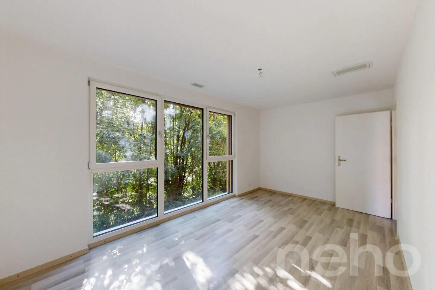 Appartamento moderno di 4,5 stanze con 2 bagni e balcone in un'area verde - Foto 3 di 12